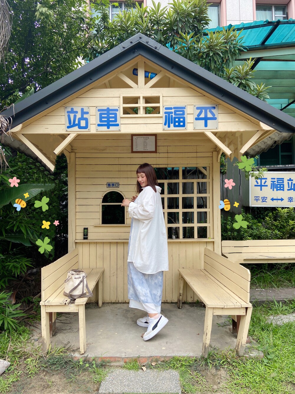 ブルー系のジャンパースカート、ホワイト系のシャツ/ブラウス、ホワイト系のスニーカーを着用したレディースの秋コーディネートの2枚目の写真