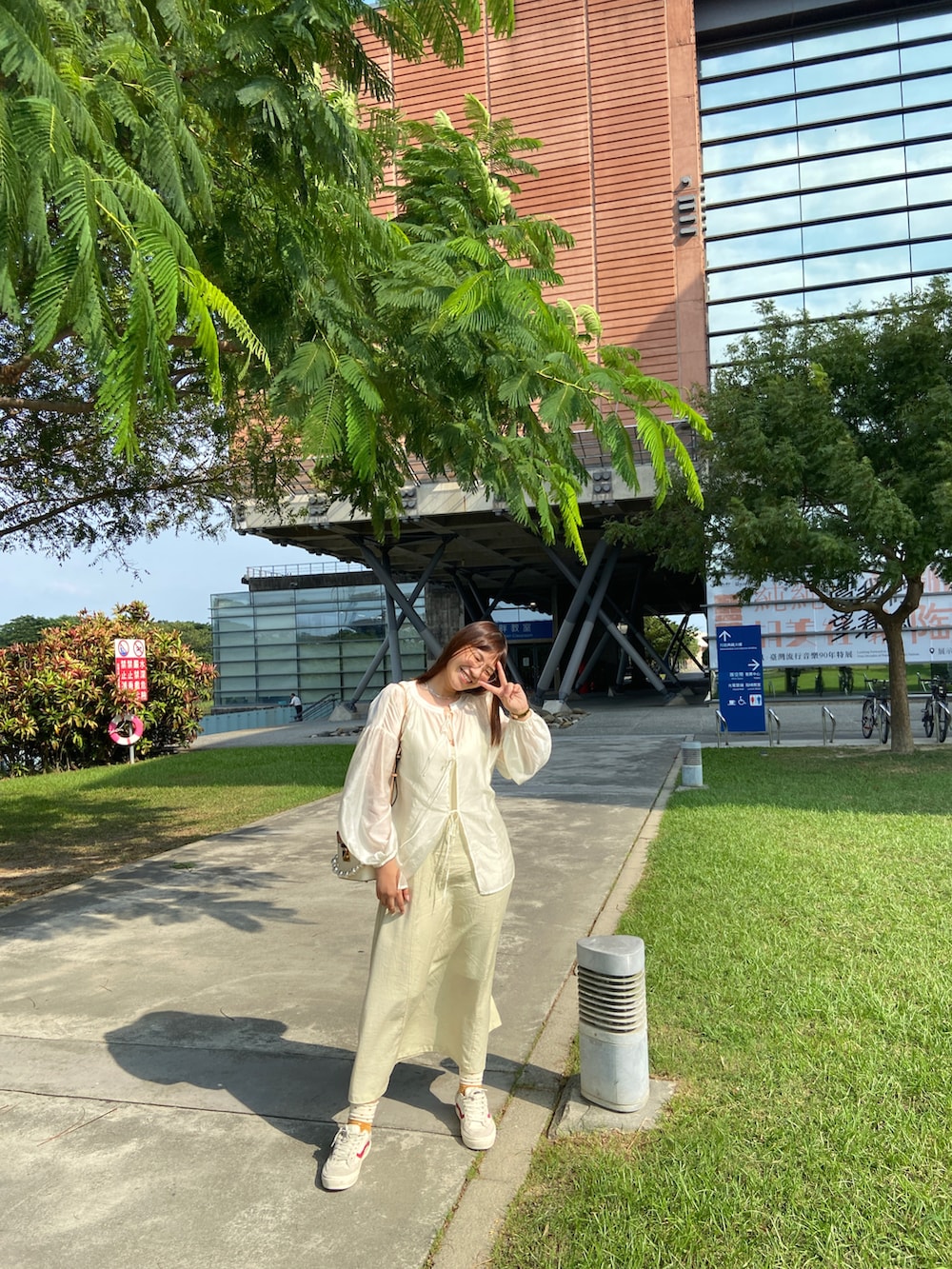 ベージュ系のトップス、イエロー系のワンピース/ドレス、ベージュ系のシューズを着用したレディースの秋コーディネートの3枚目の写真