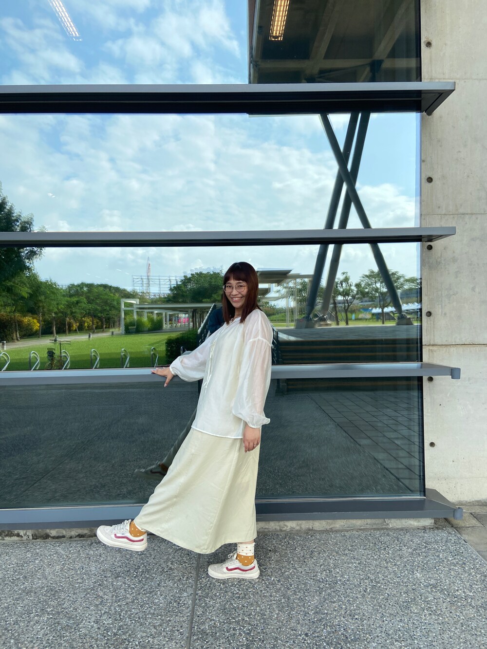 ベージュ系のトップス、イエロー系のワンピース/ドレス、ベージュ系のシューズを着用したレディースの秋コーディネートの2枚目の写真