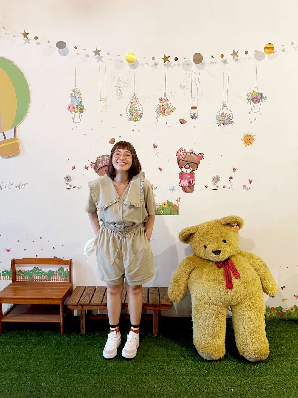 グリーン系のシャツ/ブラウス、ホワイト系のスニーカーを着用したレディースの秋コーディネートの2枚目の写真