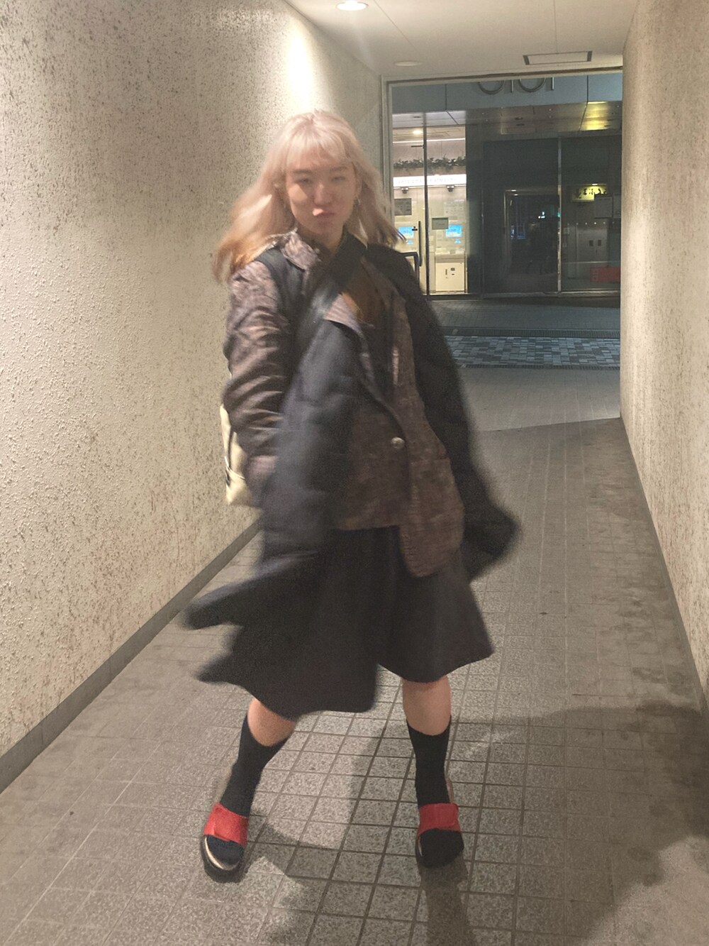 「秋服コーデ、猫、パタゴニア、フライターグ、FREITAG、blonde hair、カフェアルル、BOOKOFF、トレファク、古着コーデ」｜「patagoniaのアイテム（ワンピース/ドレス、グレー系）」を使った、whosawmarsさん（レディース・162cm）の秋コーディネートの3枚目の写真