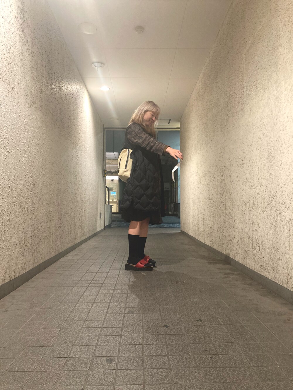「秋服コーデ、猫、パタゴニア、フライターグ、FREITAG、blonde hair、カフェアルル、BOOKOFF、トレファク、古着コーデ」｜「patagoniaのアイテム（ワンピース/ドレス、グレー系）」を使った、whosawmarsさん（レディース・162cm）の秋コーディネートの2枚目の写真