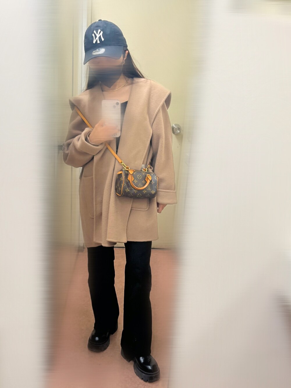 「大人カジュアル、おしゃれさんと繋がりたい、低身長、低身長コーデ、パンツスタイル、ゆるコーデ、休日コーデ、秋冬コーデ、オトナ女子、outfit、ベージュ、カジュアル、キャップ」｜「H&Mのアイテム（ブーツ、ブラック系）」を使った、小やまさん（レディース・141cm）の秋コーディネートの2枚目の写真