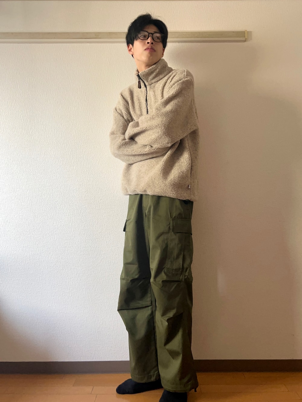 ベージュ系のその他アウター、ブラウン系のTシャツ/カットソー、グリーン系のカーゴパンツを着用したメンズの冬コーディネートの2枚目の写真