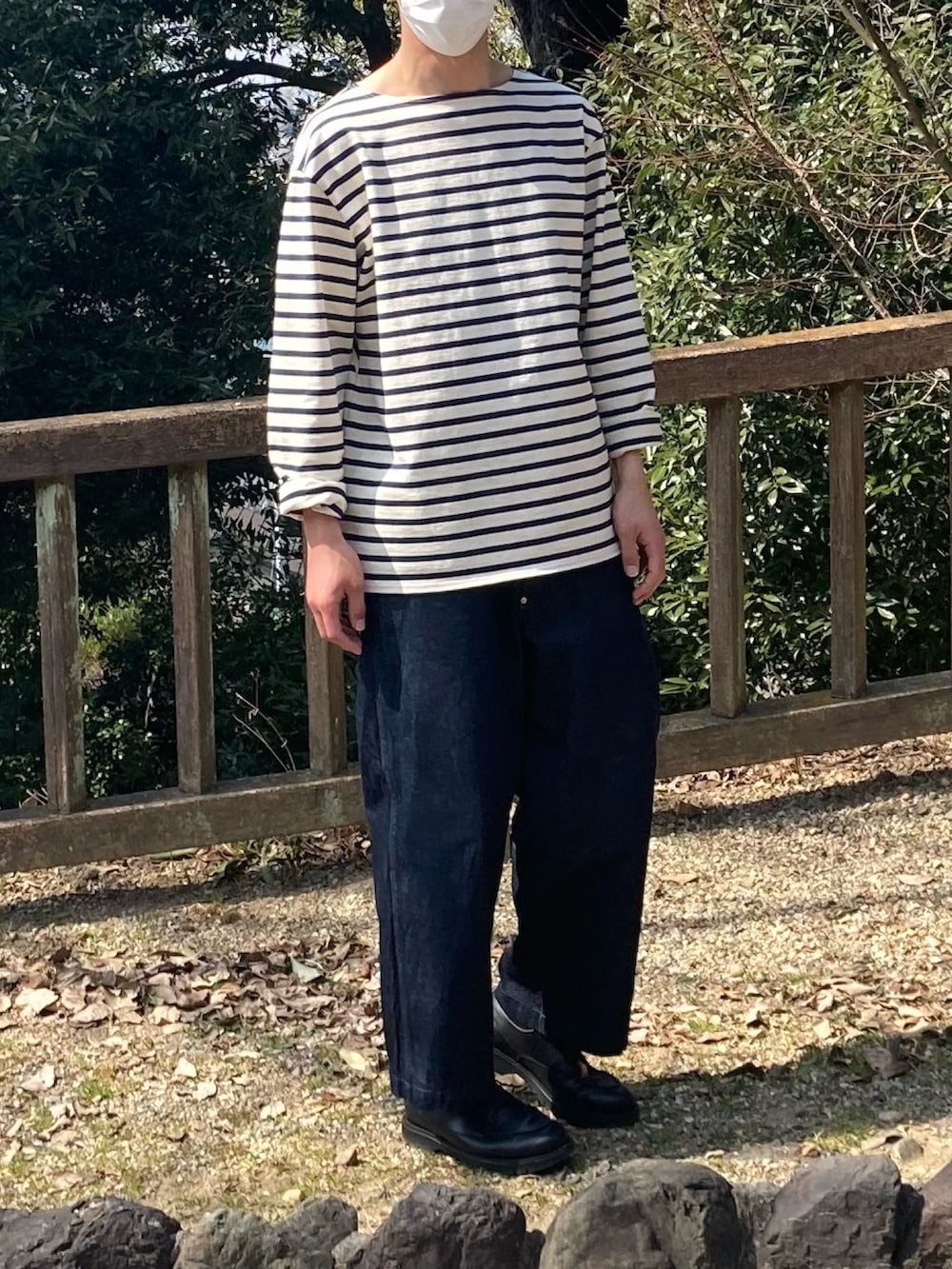 「春、春コーデ、シンプルコーデ、シンプル、カジュアルガーリー、カジュアルスタイル、きれいめカジュアル、大人カジュアル、ボーダー、バスクシャツ、デニム、デニムパンツ、革靴、journal standard、Traditional Weatherwear」｜「JOURNAL STANDARDのアイテム（その他トップス、ホワイト系）」を使った、naoさん（メンズ・180cm）の春コーディネートの2枚目の写真