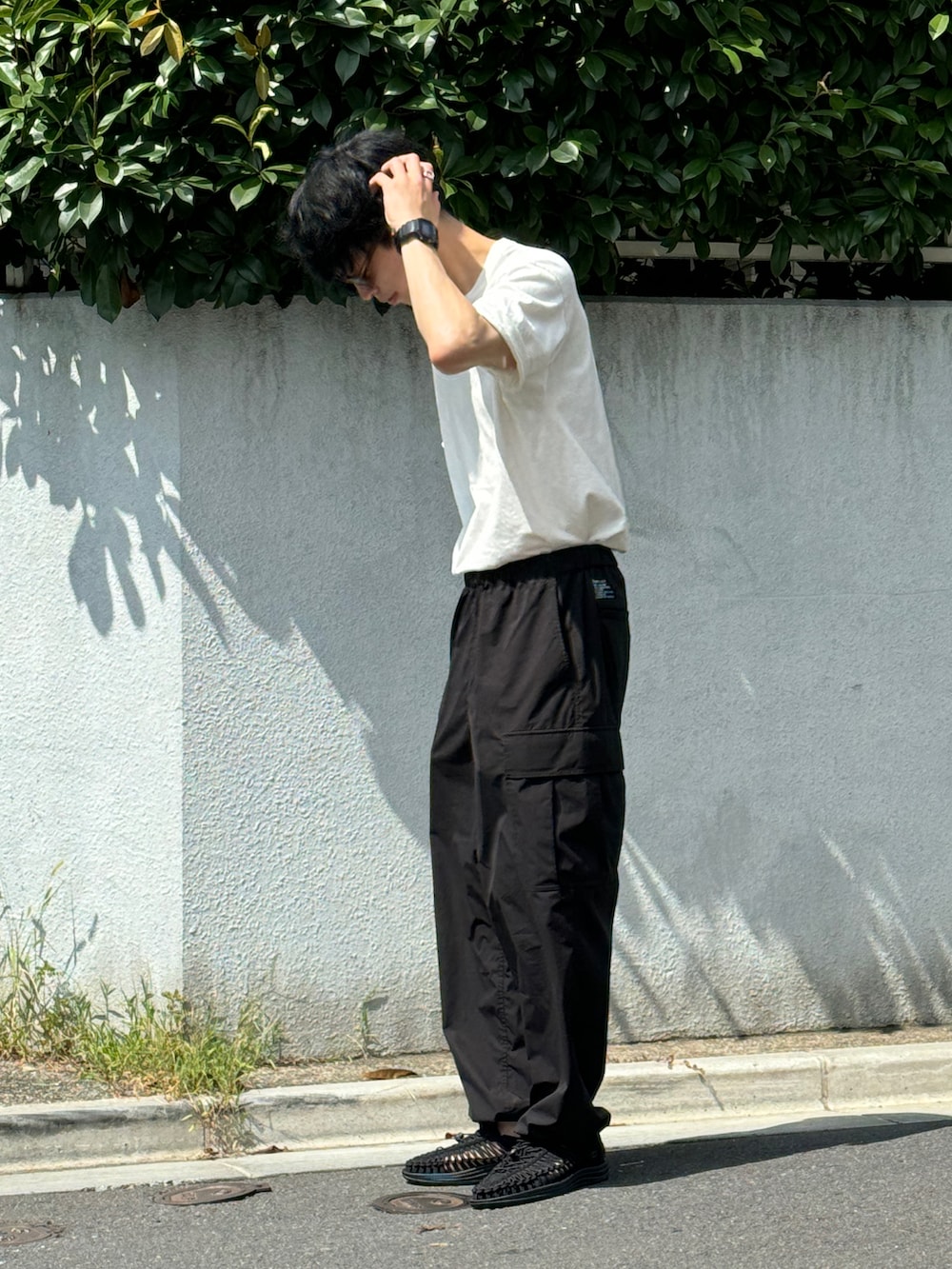 「アツいコーデ全部見せ、プチプラ、シンプルコーデ、シンプル、モノトーン、サングラス、サンダル、白Tシャツ、カジュアル、カーゴパンツ、keen、Hanes、FreshService、タックイン」|「instagram▷_n__ao__のinstagram(その他、ホワイト系)」を使った、naoさん(メンズ・180cm)の夏コーディネートの2枚目の写真