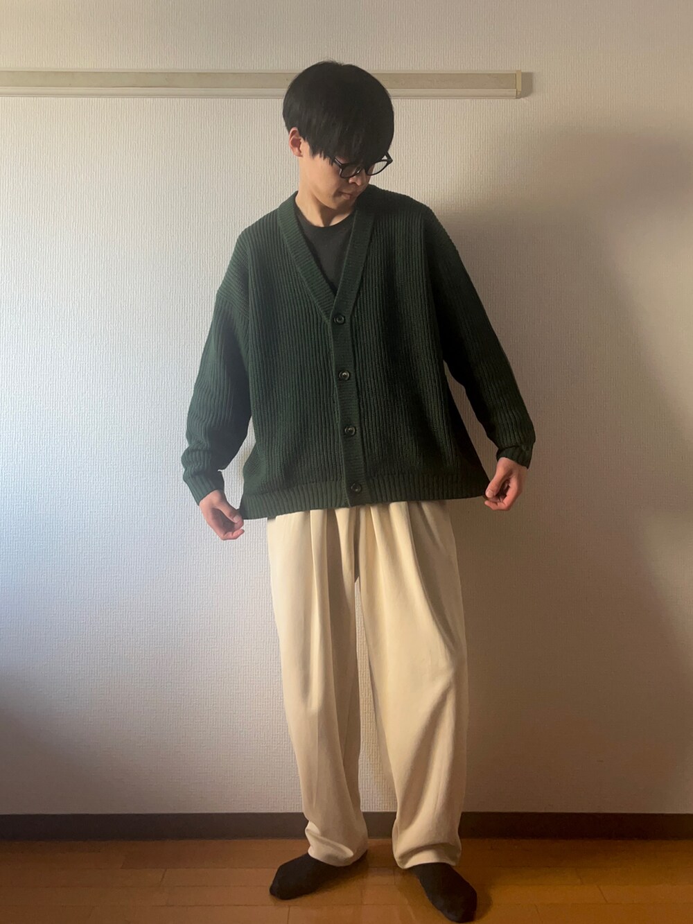 グリーン系のカーディガン/ボレロ、グレー系のシャツ/ブラウス、ベージュ系のスウェットパンツを着用したメンズの春コーディネートの5枚目の写真