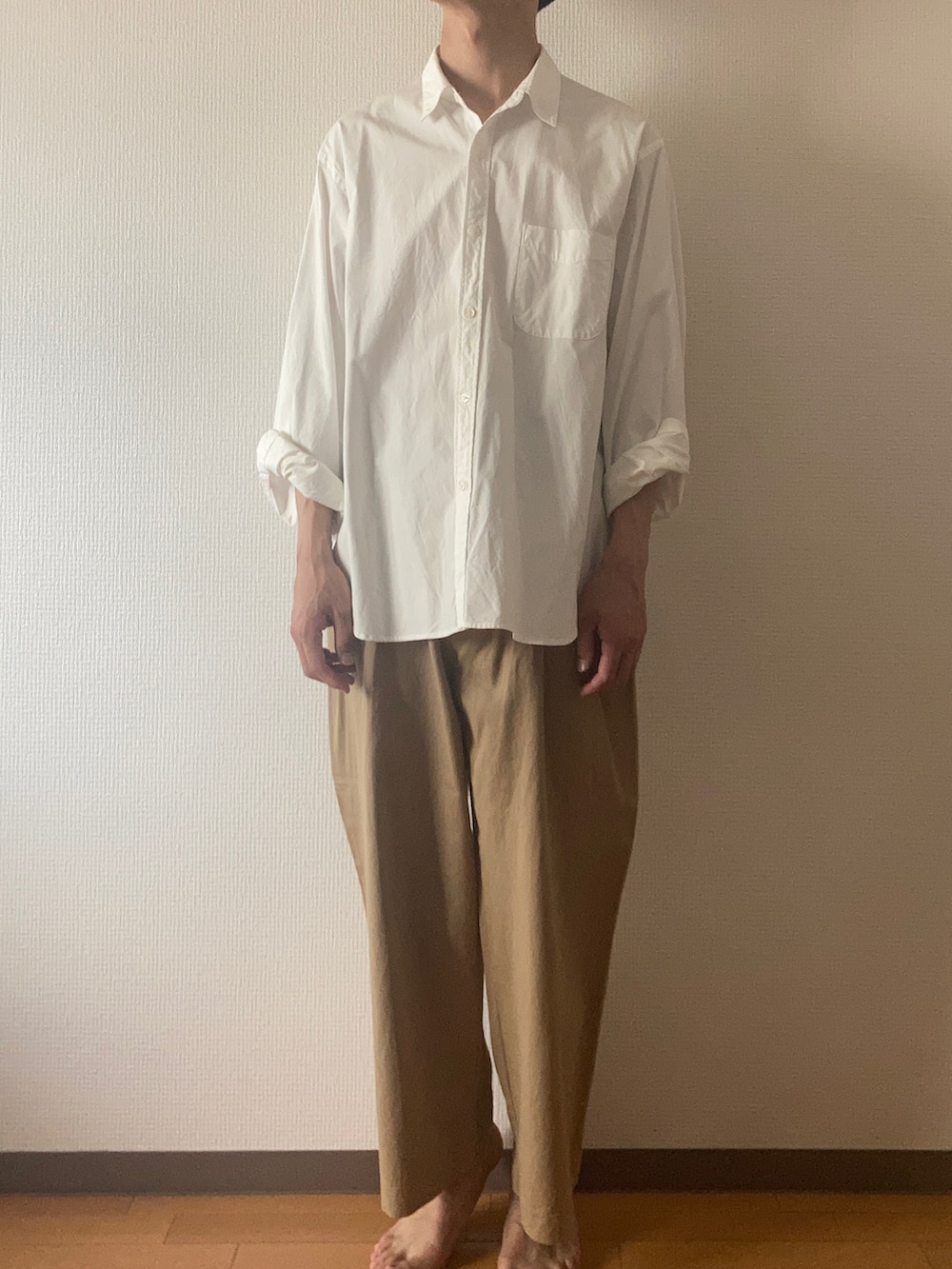 「秋ルック紹介するよ、Steven Alan、Chikashitsu+、シャツスタイル、シャツコーデ、チノパン、シンプルコーデ、シンプルスタイル、カジュアルコーデ、カジュアル、オトナカジュアル、シャツ」｜「Chikashitsu +のアイテム（チノパンツ、ベージュ系）」を使った、naoさん（メンズ・180cm）の秋コーディネートの4枚目の写真