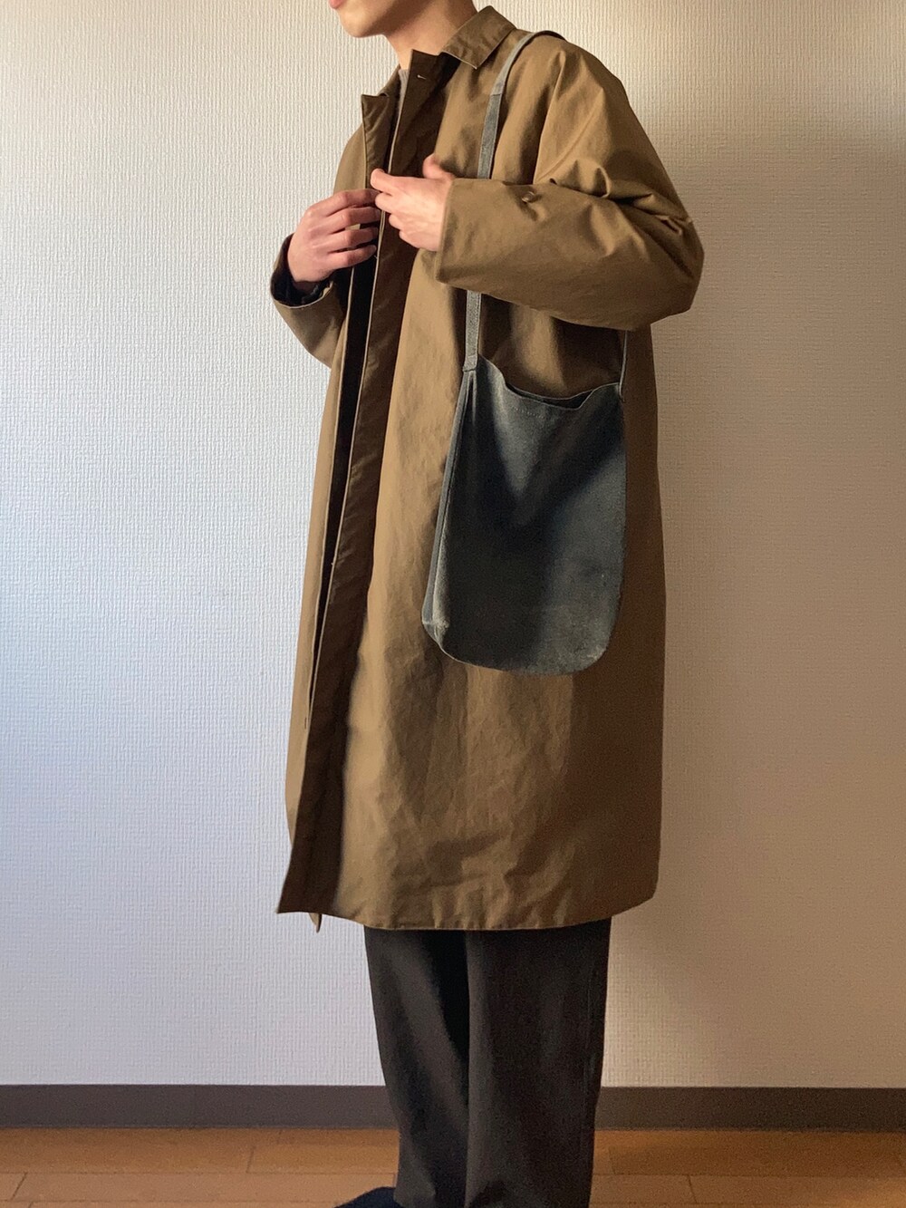 「AURALEE、Steven Alan、Hender Scheme、カジュアルコーデ、カジュアル、大人カジュアル、シンプル、シンプルスタイル、シンプルコーデ、コート、秋冬コーデ、ブラウンコーデ」｜「Hender SchemeのHender Scheme　pig shoulder big（ショルダーバッグ、グレー系）」を使った、naoさん（メンズ・180cm）の冬コーディネートの2枚目の写真