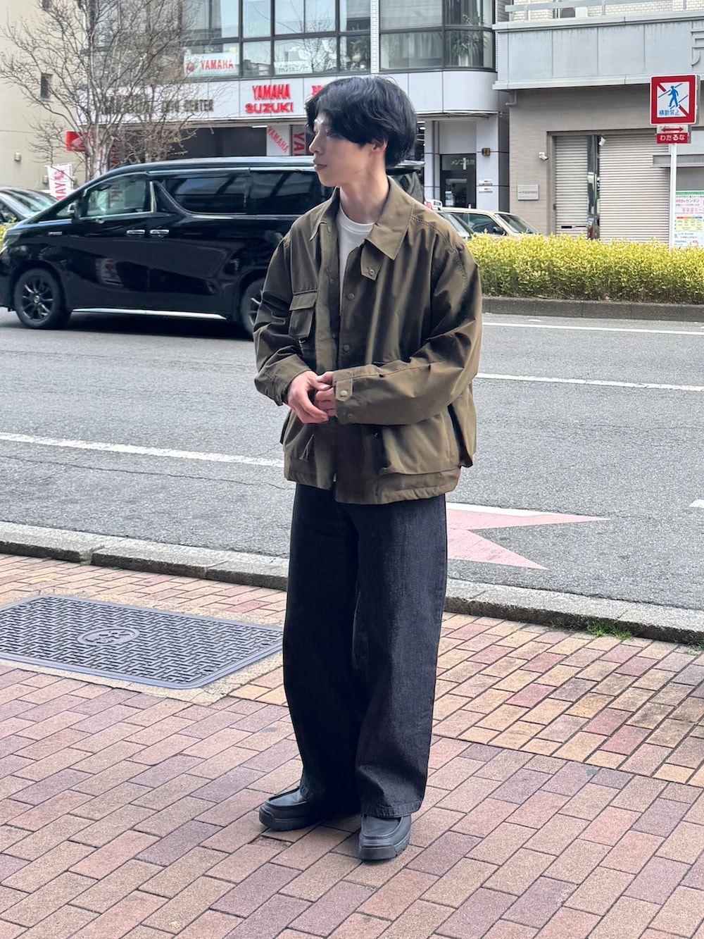 「春めき満開コーデ、春色、休日スタイル、デートコーデ、お出かけコーデ、デニムパンツ、ワイドパンツ、フィッシングジャケット、春服コーデ、メンズコーデ、春服、シンプルコーデ、シンプルスタイル、カジュアルコーデ、カジュアルスタイル」｜「DAIWA PIER39のアイテム（その他アウター、グリーン系）」を使った、naoさん（骨格ウェーブ・メンズ・182cm）の春コーディネートの2枚目の写真