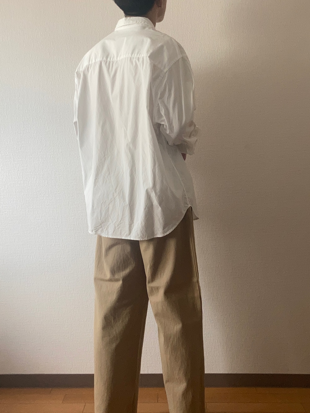 「秋ルック紹介するよ、Steven Alan、Chikashitsu+、シャツスタイル、シャツコーデ、チノパン、シンプルコーデ、シンプルスタイル、カジュアルコーデ、カジュアル、オトナカジュアル、シャツ」｜「Chikashitsu +のアイテム（チノパンツ、ベージュ系）」を使った、naoさん（メンズ・180cm）の秋コーディネートの2枚目の写真