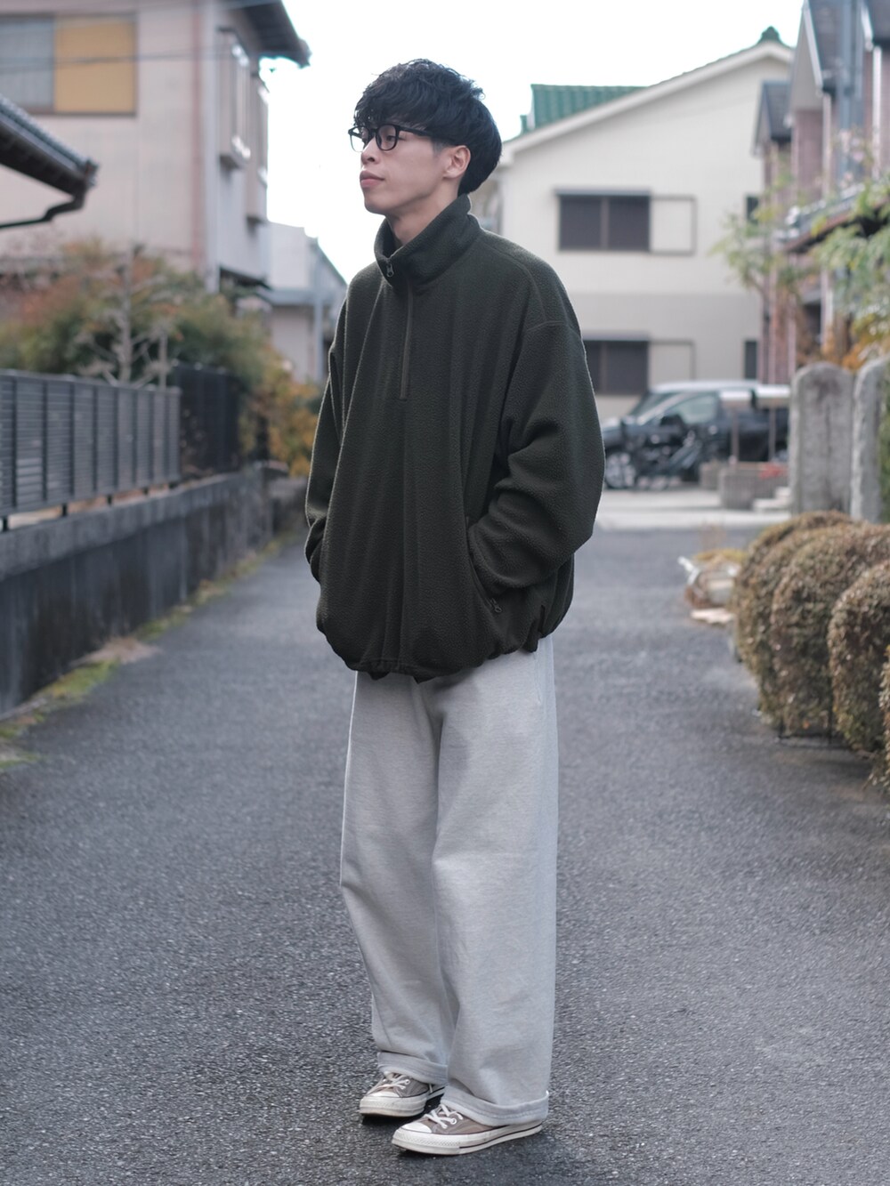 グリーン系のその他アウター、グレー系のスウェットパンツ、グリーン系のスニーカーを着用したメンズの冬コーディネートの2枚目の写真