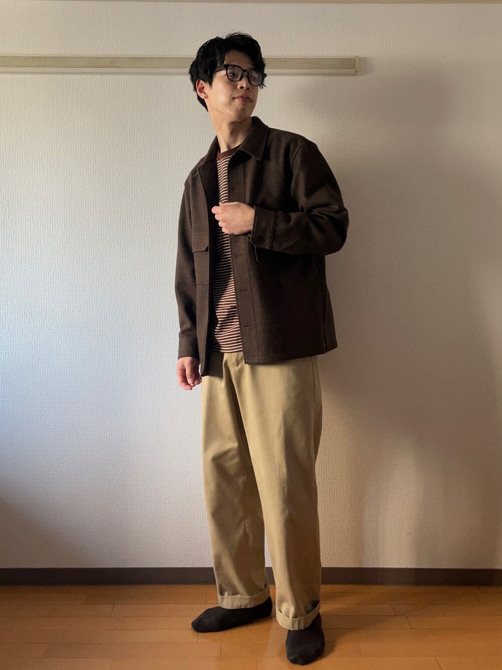 「春服コーデ、春、春コーデ、シンプルコーデ、カジュアルコーデ、カジュアル、大人カジュアル、きれいめカジュアル、サングラス、ボーダー、ボーダートップス、ロンT、チノパン、ユニクロ、UNIQLO」｜「Steven Alanのアイテム（Tシャツ/カットソー、ブラウン系）」を使った、naoさん（メンズ・180cm）の春コーディネートの4枚目の写真