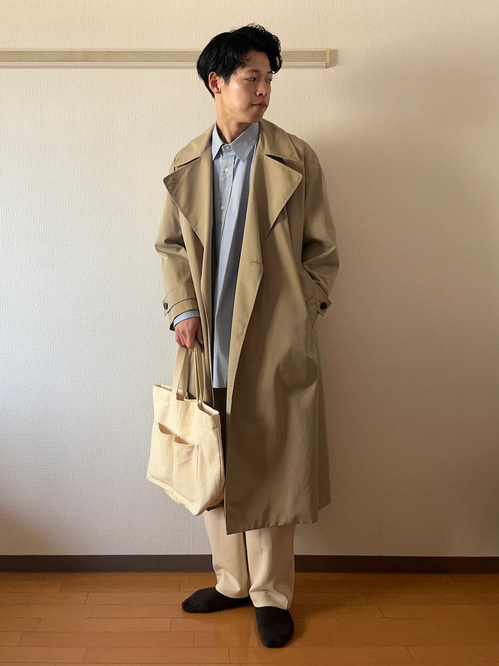 「シンプルコーデ、シンプル、カジュアル、大人カジュアル、きれいめカジュアル、カジュアルコーデ、トレンチコート、スウェット、スウェットパンツ、トートバッグ、シャツスタイル、シャツ、淡色コーデ、ナチュラル、メンズファッション」｜「Sillageのアイテム（シャツ/ブラウス、ブルー系）」を使った、naoさん（メンズ・180cm）の春コーディネートの4枚目の写真