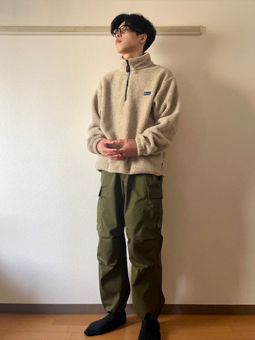 ベージュ系のその他アウター、ブラウン系のTシャツ/カットソー、グリーン系のカーゴパンツを着用したメンズの冬コーディネートの3枚目の写真