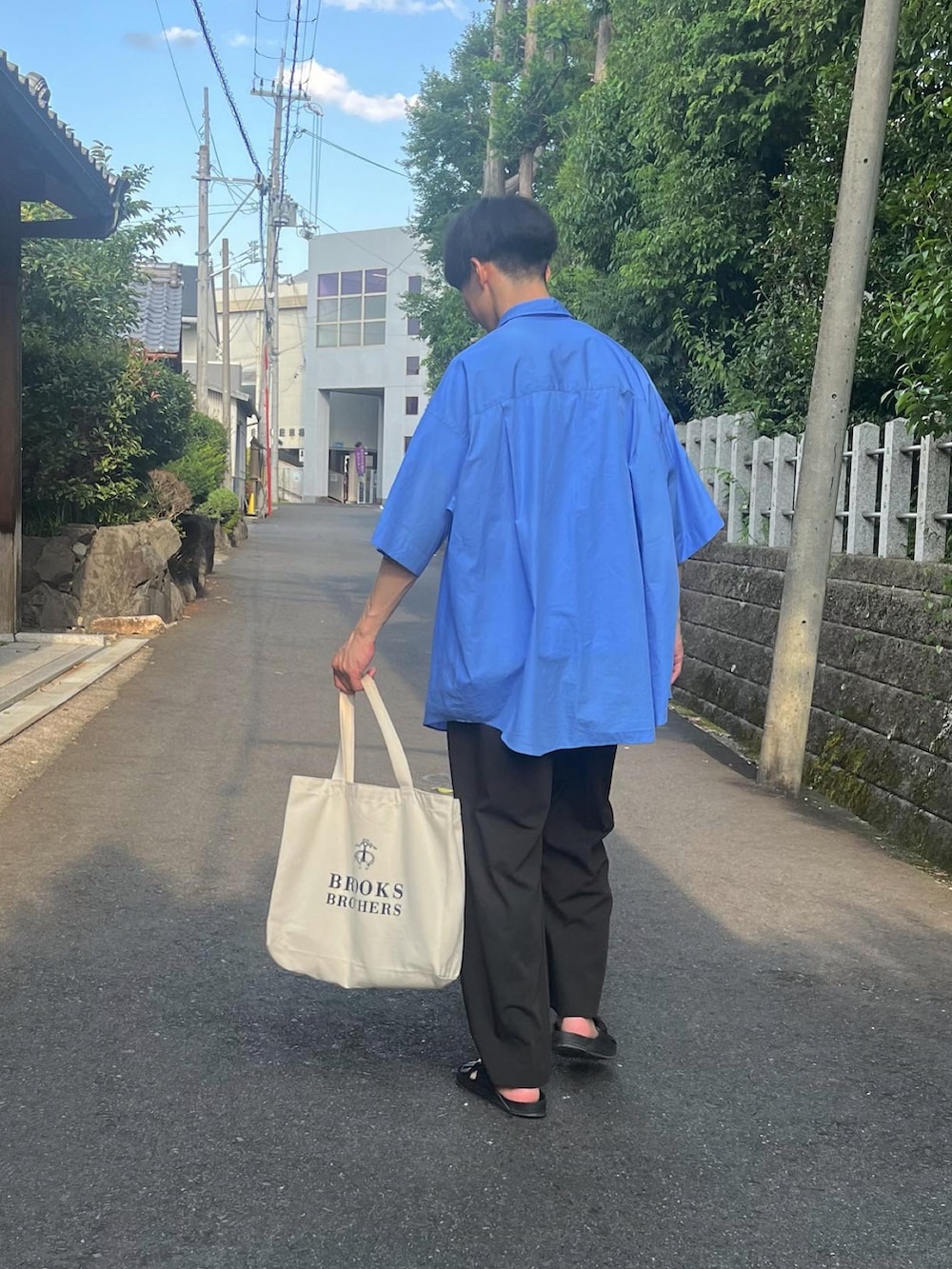 「おしゃれさんと繋がりたい、カジュアルコーデ、カジュアル、きれいめカジュアル、大人カジュアル、キレイめ、シンプルコーデ、シンプル、シャツスタイル、シャツ、スラックス、サックスブルー、トートバッグ、サンダル、ユニクロ」|「Graphpaperのアイテム(シャツ/ブラウス、ブルー系)」を使った、naoさん(メンズ・180cm)の夏コーディネートの2枚目の写真
