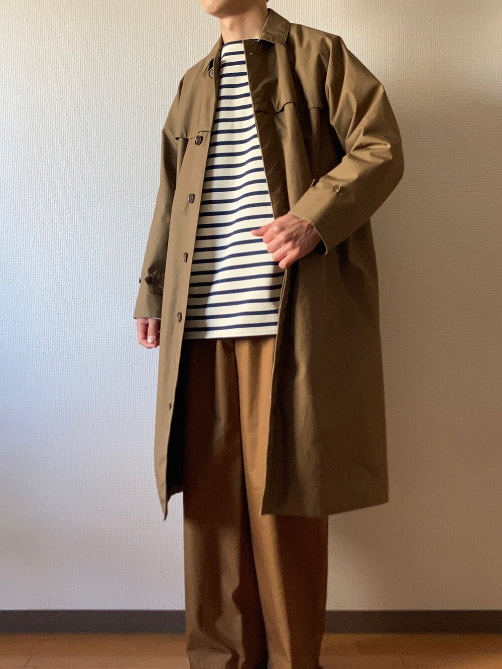 「AURALEE、phlannel、journal standard、ボーダー、バスクシャツ、コート、シンプルコーデ、シンプル、カジュアル、カジュアルコーデ、大人カジュアル、クリスマスに着たい服、ブラウン、ブラウンコーデ」｜「JOURNAL STANDARDのアイテム（その他トップス、ホワイト系）」を使った、naoさん（メンズ・180cm）の冬コーディネートの2枚目の写真