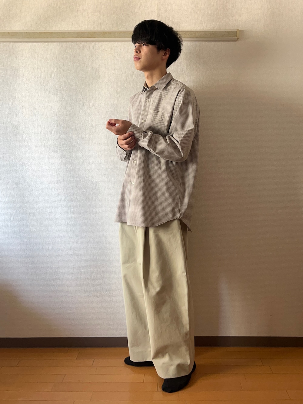 ホワイト系のその他パンツ、グレー系のシャツ/ブラウス、ホワイト系のその他を着用したメンズの秋コーディネートの2枚目の写真