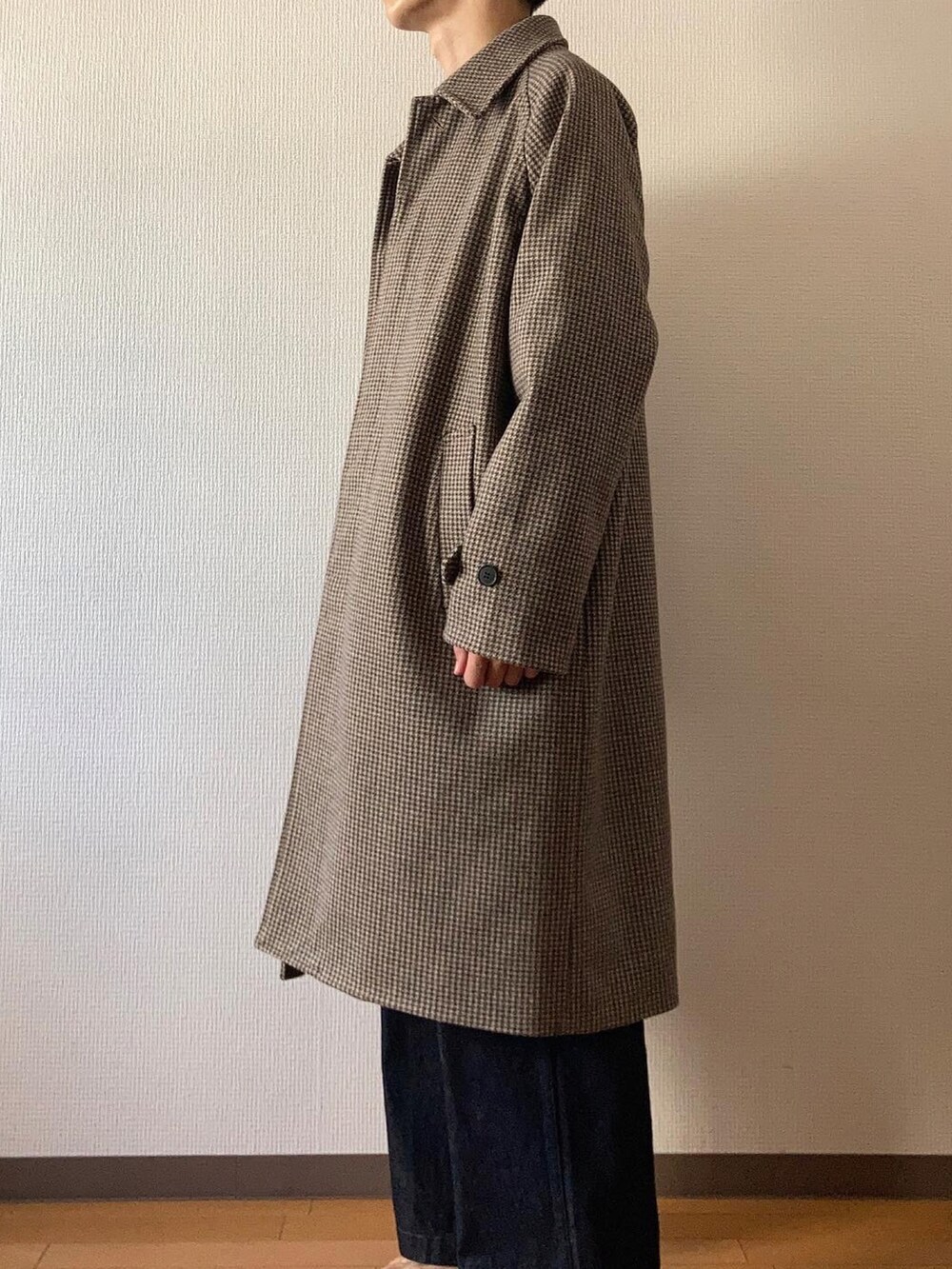「Traditional Weatherwear、MONO-MART、シンプル、カジュアル、大人カジュアル、シンプルコーデ、シンプルスタイル、カジュアルコーデ、コート、デニム、デニムパンツ」｜「MONO-MARTのアイテム（ステンカラーコート、その他）」を使った、naoさん（メンズ・180cm）の秋コーディネートの3枚目の写真