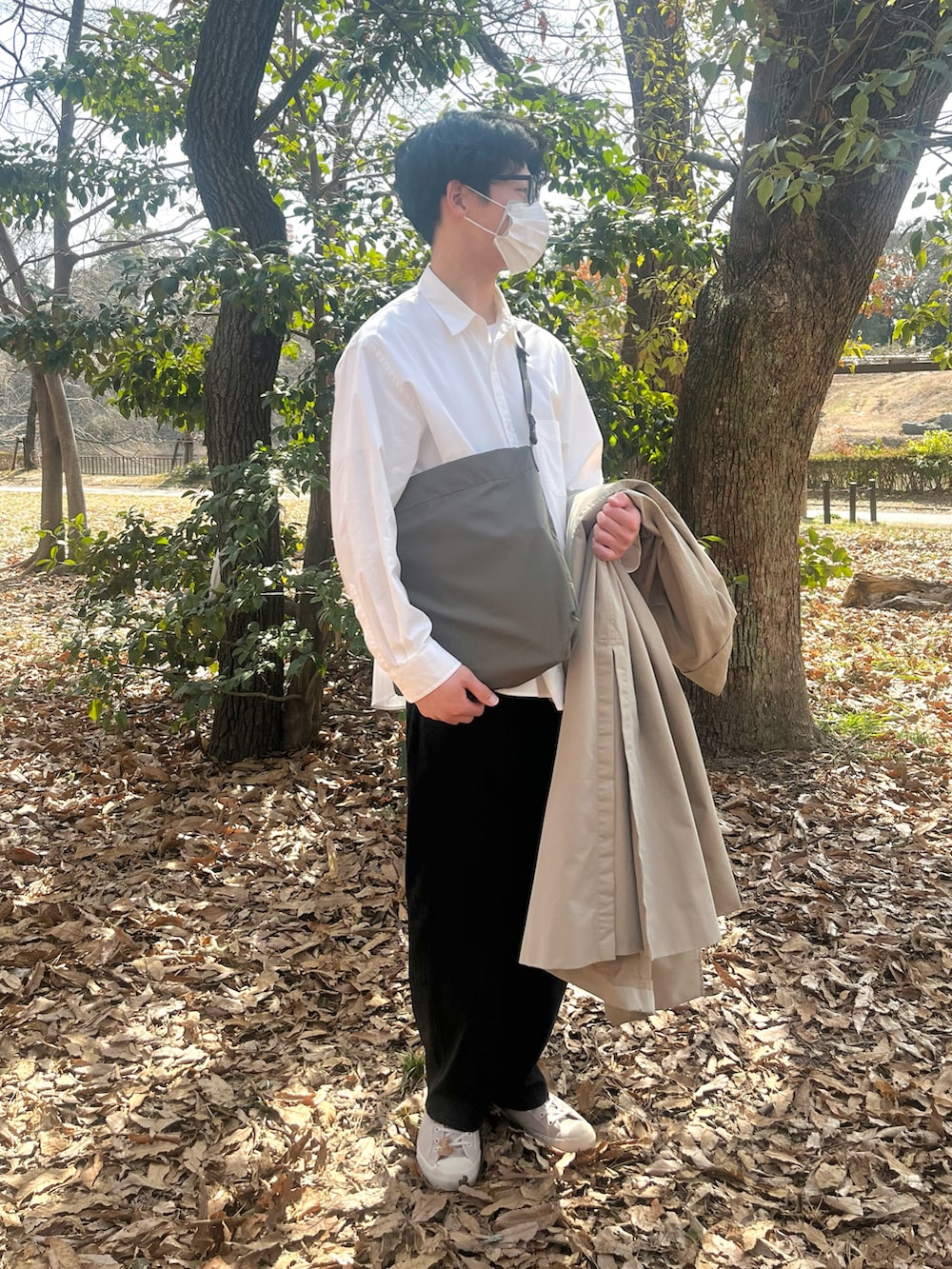 「シンプルコーデ、シンプル、カジュアルコーデ、カジュアル、大人カジュアル、きれいめカジュアル、春、ユニクロ、UNIQLO、UNIQLO U、白シャツ、シャツ、トレンチコート、サングラススタイル、ショルダーバッグ」|「Steven Alanの<Steven Alan> G/DYE PIN OX REGULAR COLLAR SHIRT-LOOSE/シャツ(シャツ/ブラウス、ホワイト系)」を使った、naoさん(メンズ・180cm)の春コーディネートの4枚目の写真