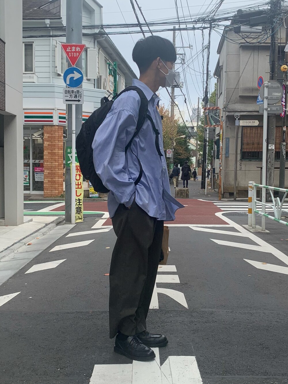 「カジュアルコーデ、大人カジュアル、カジュアル、シンプルコーデ、シンプル、シンプルスタイル、リュック、革靴、KLEMAN、sillage、used、スラックス、シャツ、シャツスタイル、サックスブルー」｜「Sillageのアイテム（シャツ/ブラウス、ブルー系）」を使った、naoさん（メンズ・180cm）の秋コーディネートの4枚目の写真