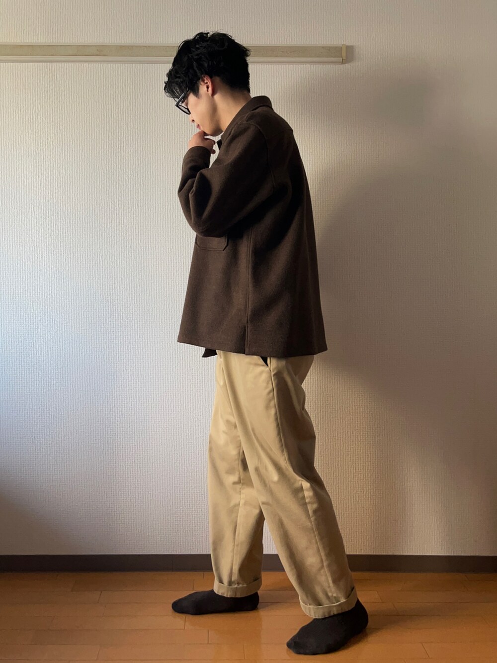 「春服コーデ、春、春コーデ、シンプルコーデ、カジュアルコーデ、カジュアル、大人カジュアル、きれいめカジュアル、サングラス、ボーダー、ボーダートップス、ロンT、チノパン、ユニクロ、UNIQLO」｜「Steven Alanのアイテム（Tシャツ/カットソー、ブラウン系）」を使った、naoさん（メンズ・180cm）の春コーディネートの3枚目の写真