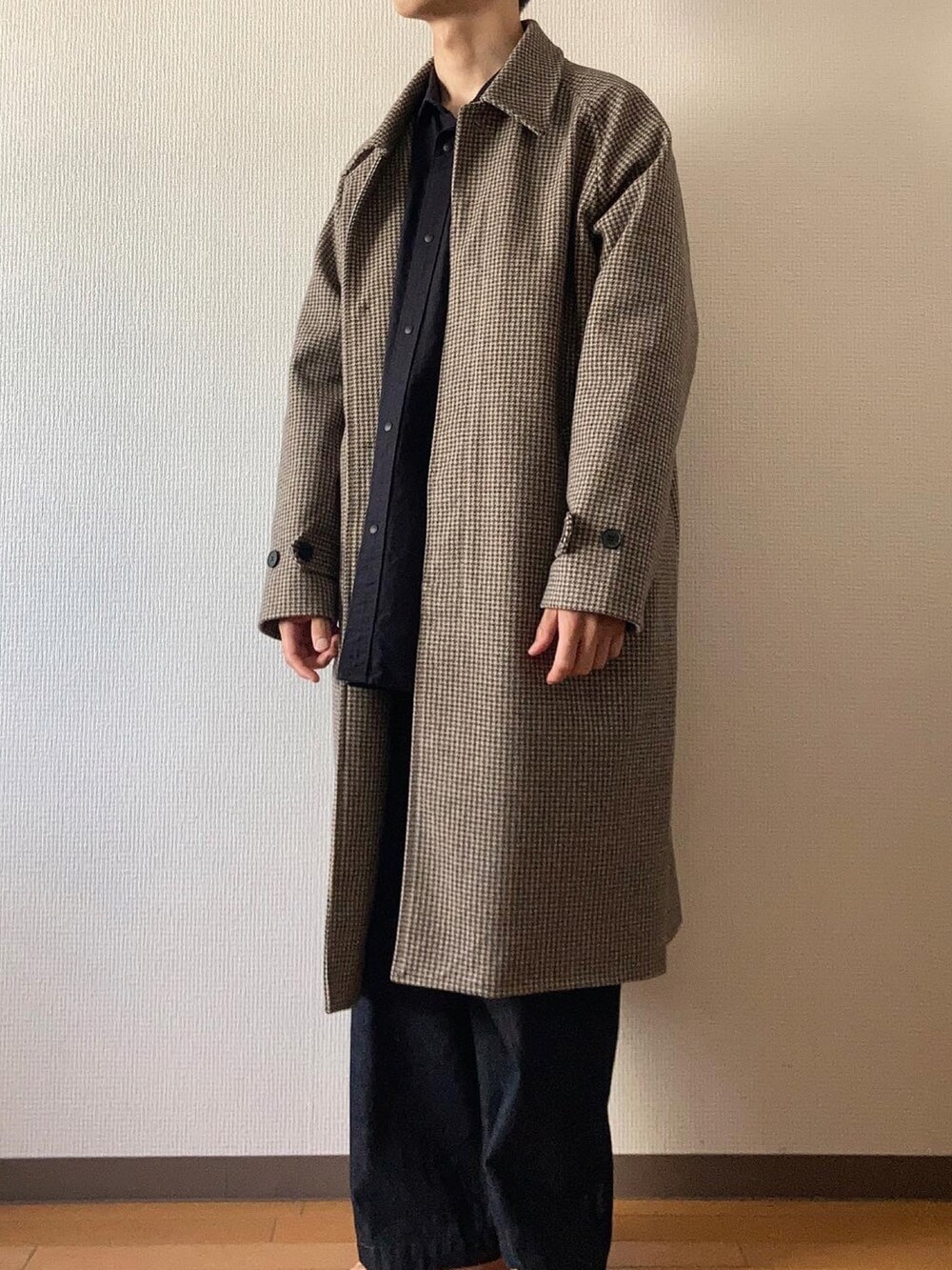 「Traditional Weatherwear、MONO-MART、シンプル、カジュアル、大人カジュアル、シンプルコーデ、シンプルスタイル、カジュアルコーデ、コート、デニム、デニムパンツ」｜「MONO-MARTのアイテム（ステンカラーコート、その他）」を使った、naoさん（メンズ・180cm）の秋コーディネートの4枚目の写真