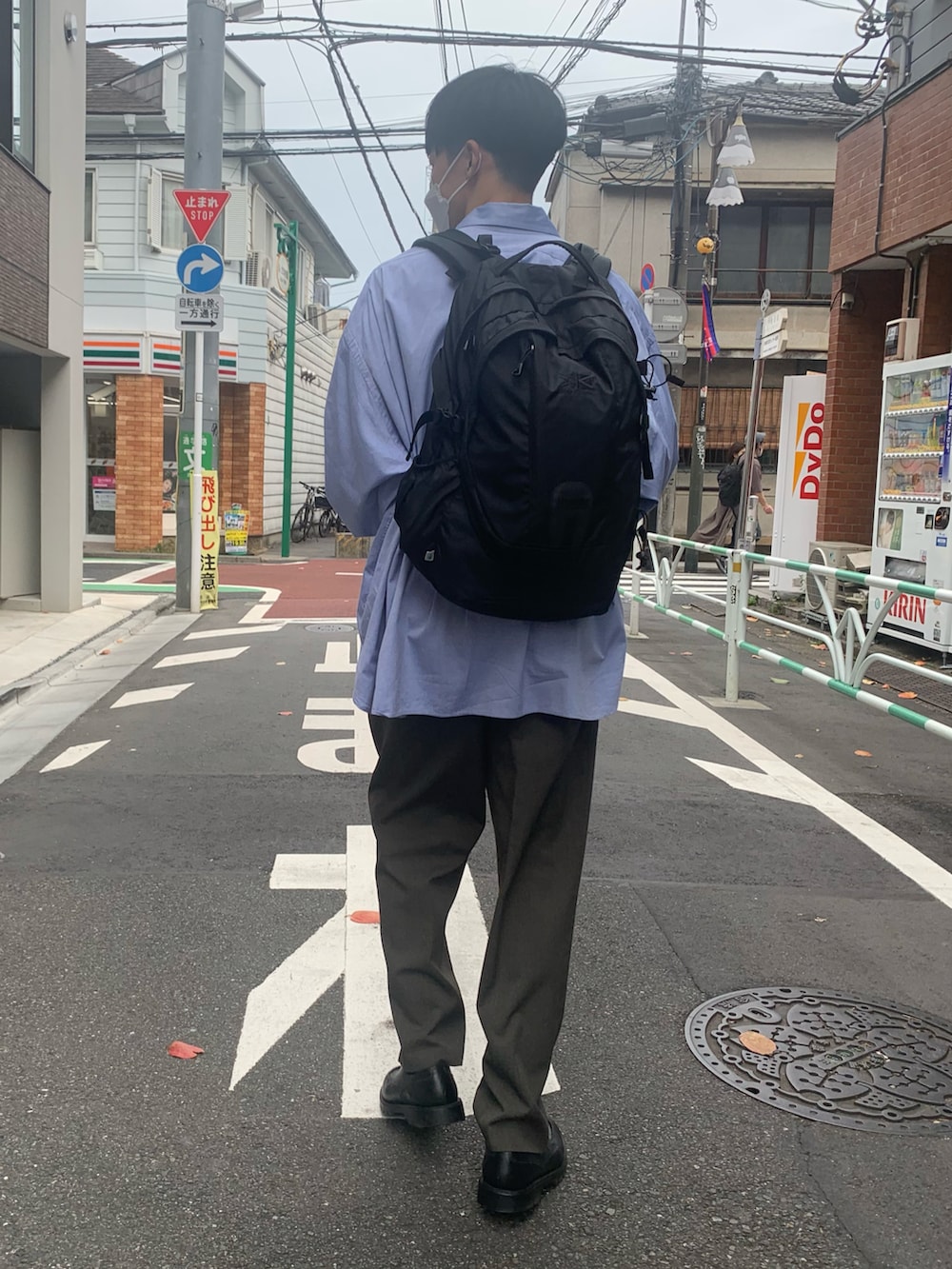 「カジュアルコーデ、大人カジュアル、カジュアル、シンプルコーデ、シンプル、シンプルスタイル、リュック、革靴、KLEMAN、sillage、used、スラックス、シャツ、シャツスタイル、サックスブルー」｜「Sillageのアイテム（シャツ/ブラウス、ブルー系）」を使った、naoさん（メンズ・180cm）の秋コーディネートの3枚目の写真