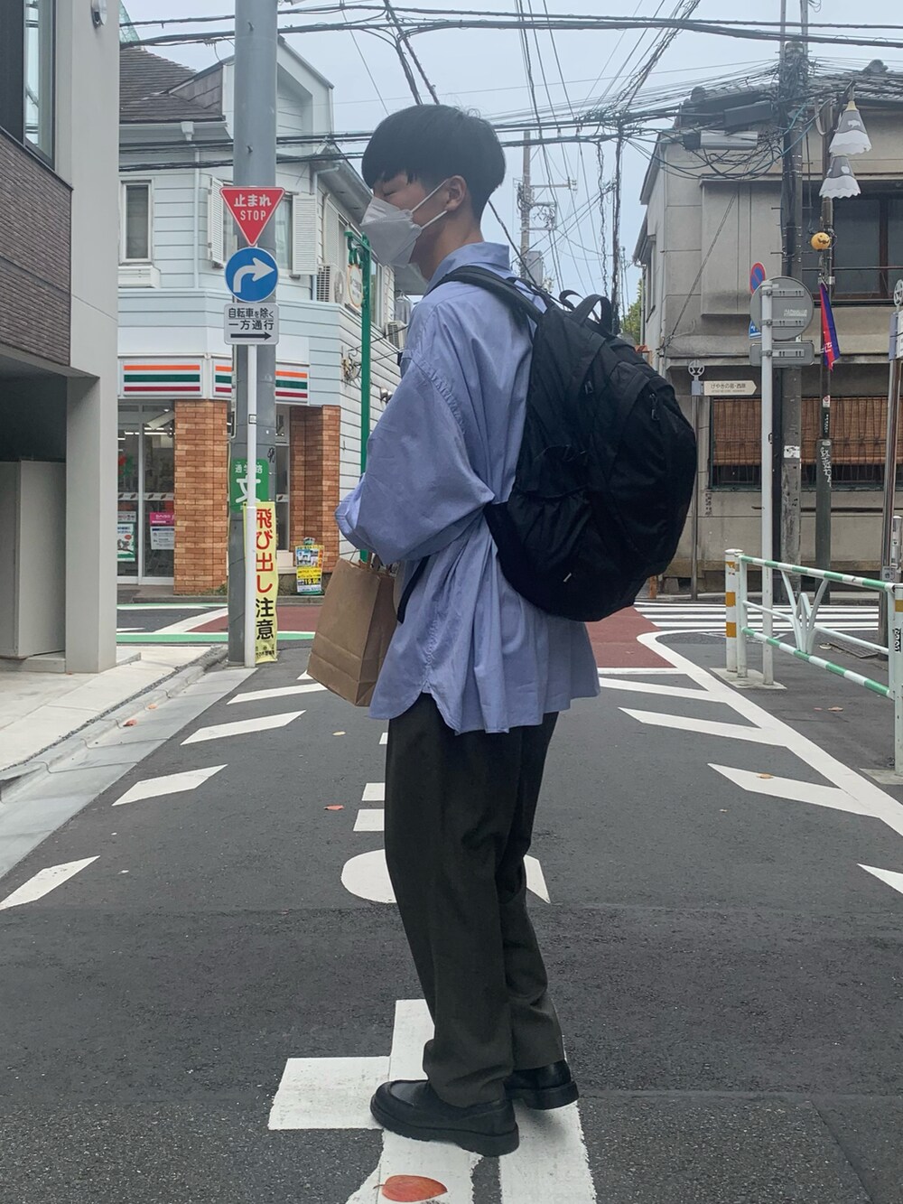 「カジュアルコーデ、大人カジュアル、カジュアル、シンプルコーデ、シンプル、シンプルスタイル、リュック、革靴、KLEMAN、sillage、used、スラックス、シャツ、シャツスタイル、サックスブルー」｜「Sillageのアイテム（シャツ/ブラウス、ブルー系）」を使った、naoさん（メンズ・180cm）の秋コーディネートの2枚目の写真