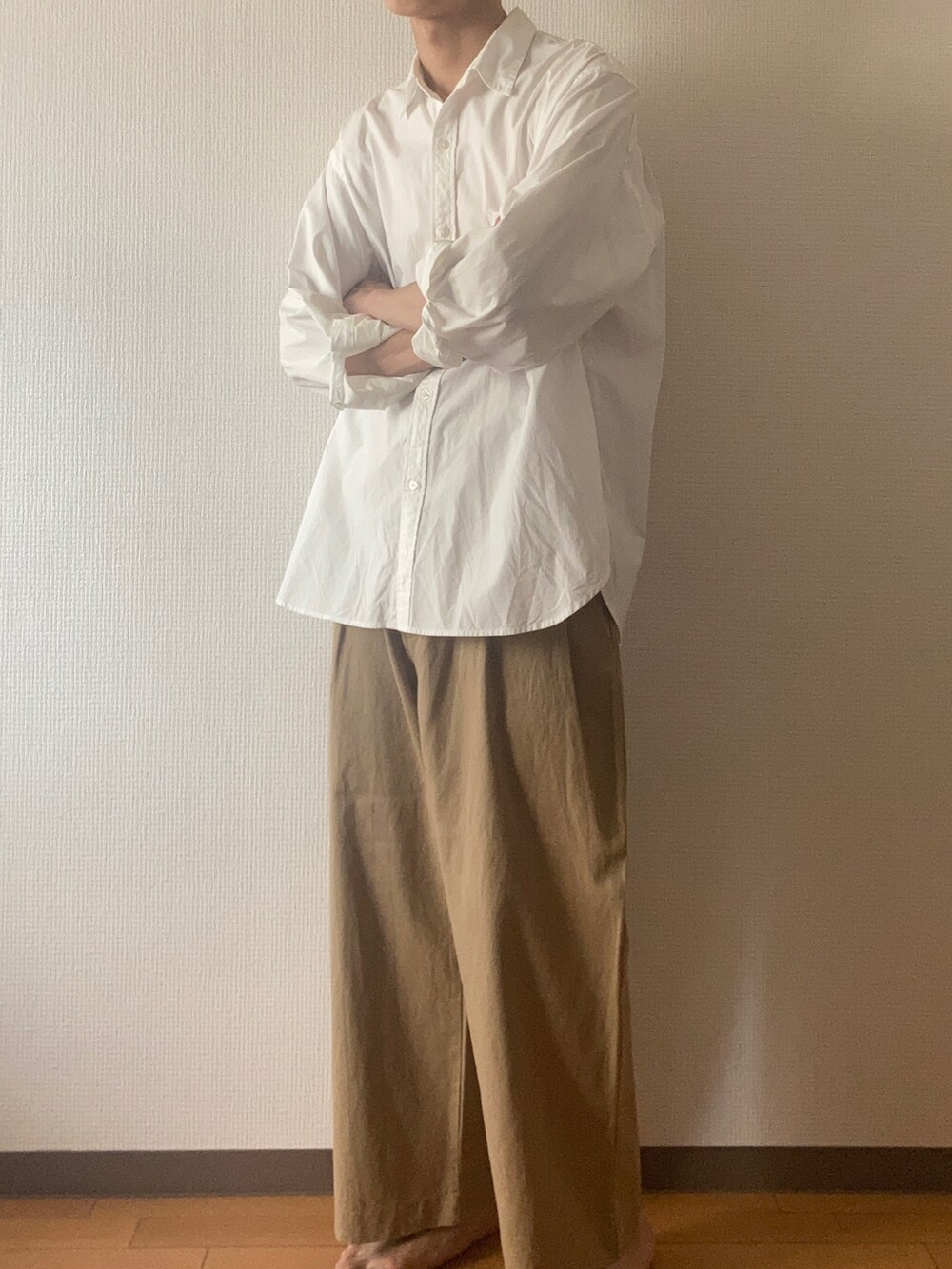 「秋ルック紹介するよ、Steven Alan、Chikashitsu+、シャツスタイル、シャツコーデ、チノパン、シンプルコーデ、シンプルスタイル、カジュアルコーデ、カジュアル、オトナカジュアル、シャツ」｜「Chikashitsu +のアイテム（チノパンツ、ベージュ系）」を使った、naoさん（メンズ・180cm）の秋コーディネートの3枚目の写真