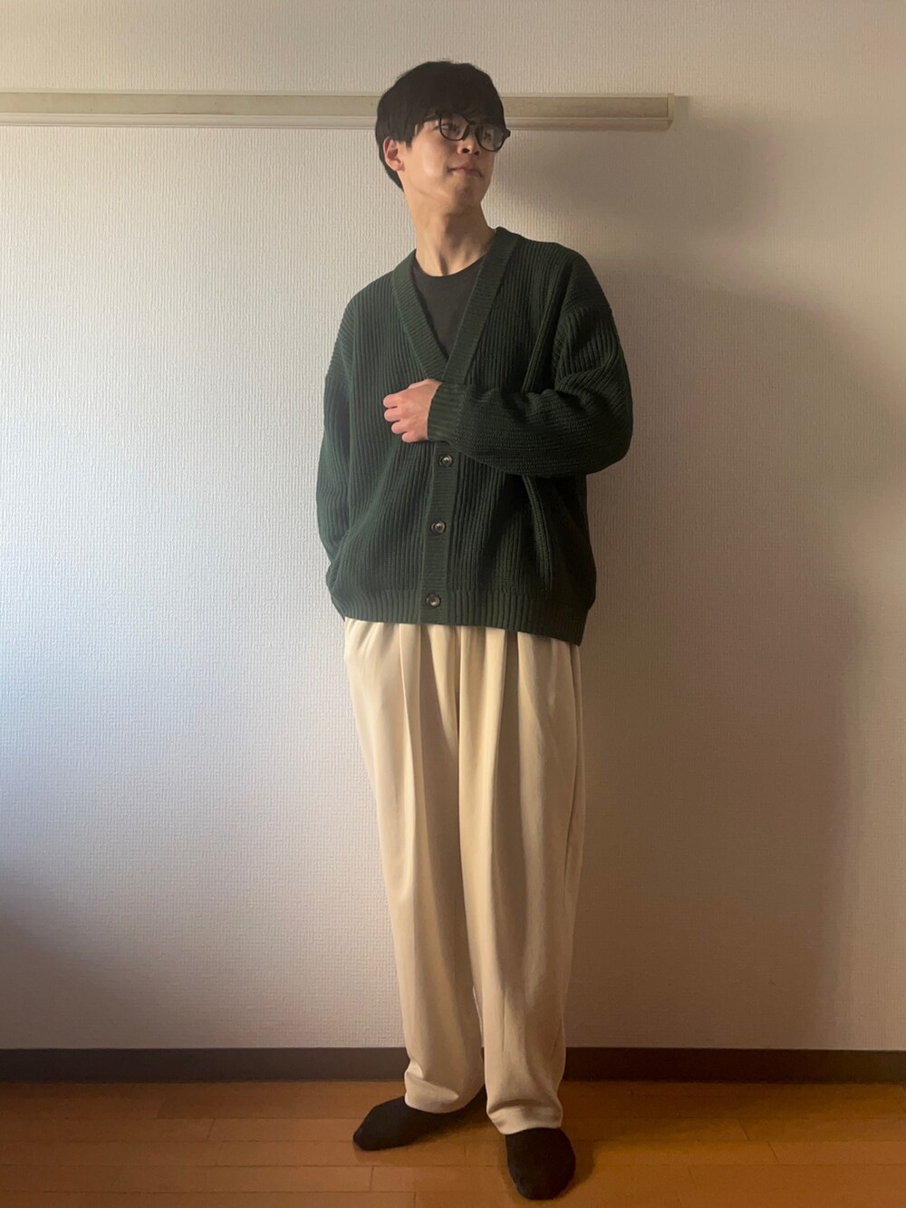 グリーン系のカーディガン/ボレロ、グレー系のシャツ/ブラウス、ベージュ系のスウェットパンツを着用したメンズの春コーディネートの2枚目の写真