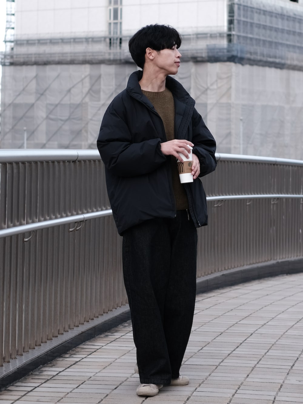 「真冬のあったかスタイル、おでかけコーデ、冬コーデ、デートコーデ、きれいめカジュアル、シンプルコーデ、シンプル、カジュアル、カジュアルコーデ、ダウンジャケット、デニム、デニムパンツ、ワイドパンツ、ニット」|「無印良品のアイテム(ダウンジャケット/コート、ブラック系)」を使った、naoさん(骨格ウェーブ・メンズ・182cm)の冬コーディネートの2枚目の写真