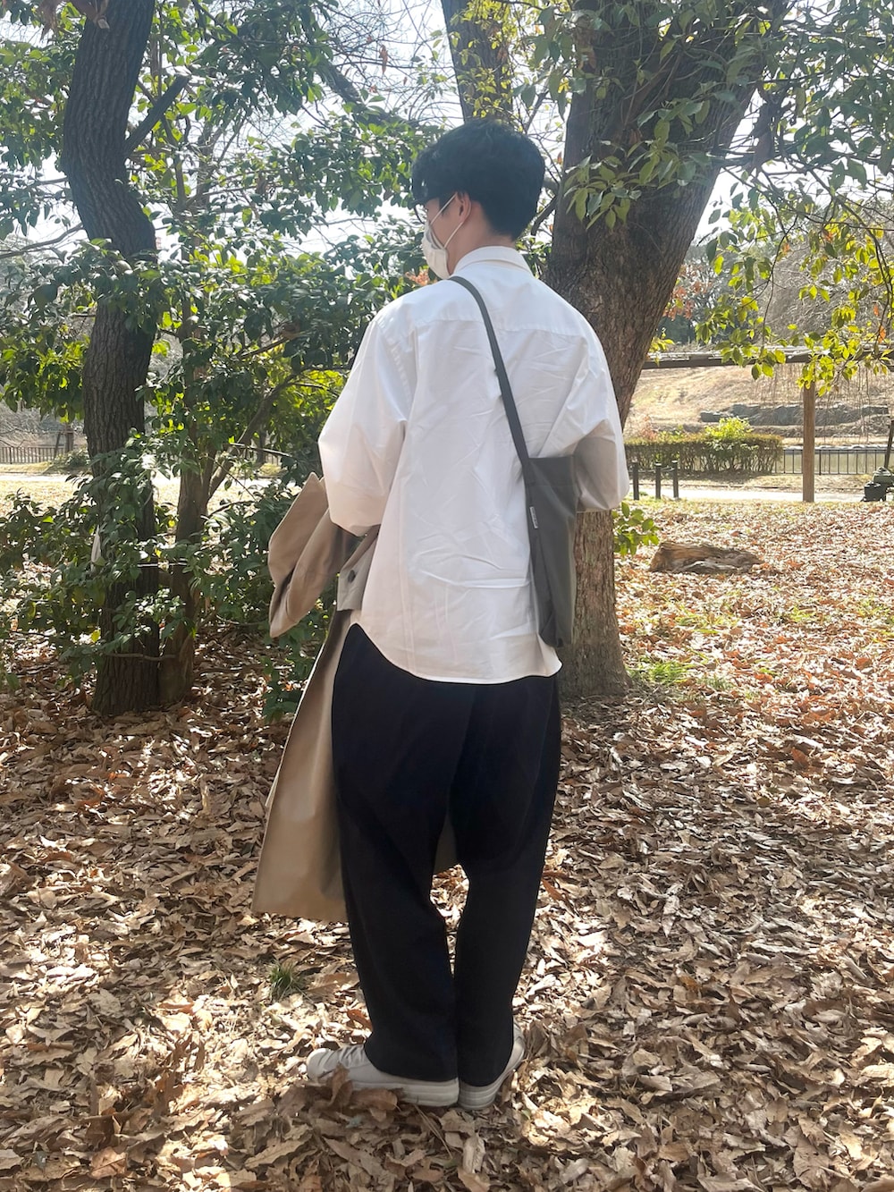 「シンプルコーデ、シンプル、カジュアルコーデ、カジュアル、大人カジュアル、きれいめカジュアル、春、ユニクロ、UNIQLO、UNIQLO U、白シャツ、シャツ、トレンチコート、サングラススタイル、ショルダーバッグ」|「Steven Alanの<Steven Alan> G/DYE PIN OX REGULAR COLLAR SHIRT-LOOSE/シャツ(シャツ/ブラウス、ホワイト系)」を使った、naoさん(メンズ・180cm)の春コーディネートの3枚目の写真