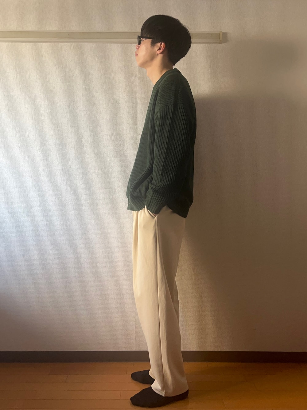 グリーン系のカーディガン/ボレロ、グレー系のシャツ/ブラウス、ベージュ系のスウェットパンツを着用したメンズの春コーディネートの3枚目の写真