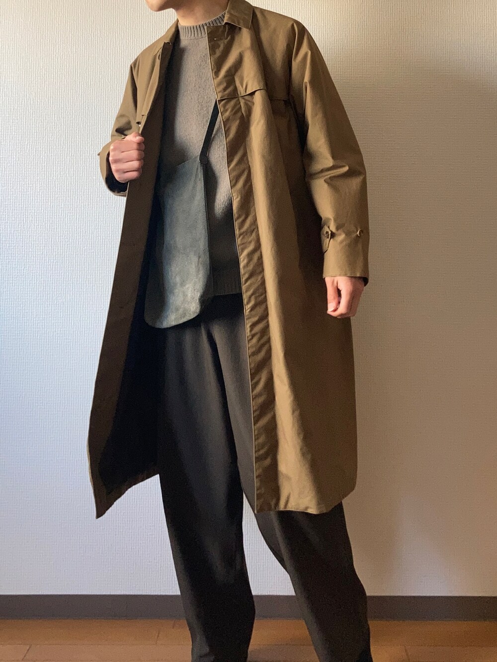 「AURALEE、Steven Alan、Hender Scheme、カジュアルコーデ、カジュアル、大人カジュアル、シンプル、シンプルスタイル、シンプルコーデ、コート、秋冬コーデ、ブラウンコーデ」｜「Hender SchemeのHender Scheme　pig shoulder big（ショルダーバッグ、グレー系）」を使った、naoさん（メンズ・180cm）の冬コーディネートの3枚目の写真
