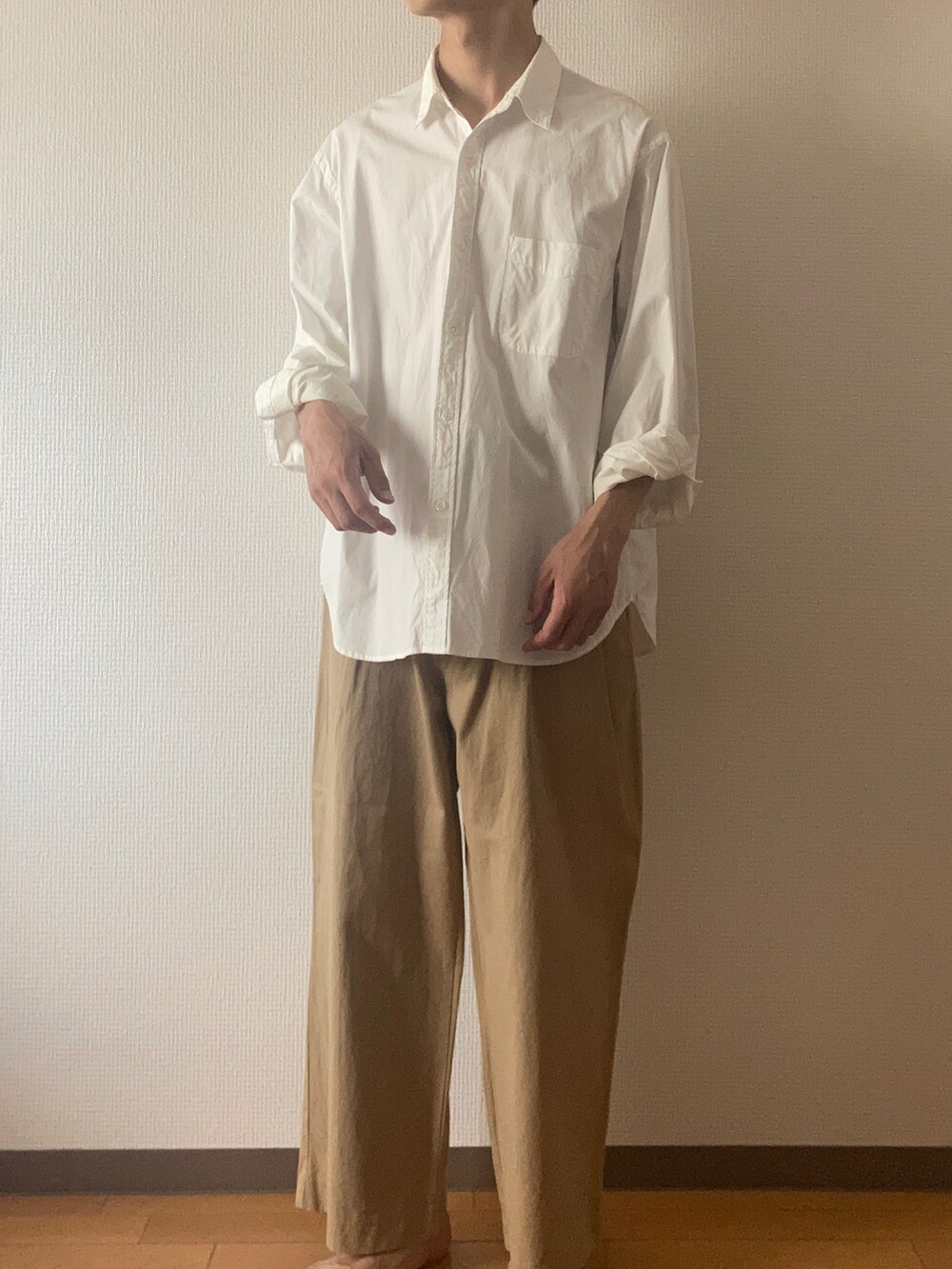 「秋ルック紹介するよ、Steven Alan、Chikashitsu+、シャツスタイル、シャツコーデ、チノパン、シンプルコーデ、シンプルスタイル、カジュアルコーデ、カジュアル、オトナカジュアル、シャツ」｜「Chikashitsu +のアイテム（チノパンツ、ベージュ系）」を使った、naoさん（メンズ・180cm）の秋コーディネートの5枚目の写真