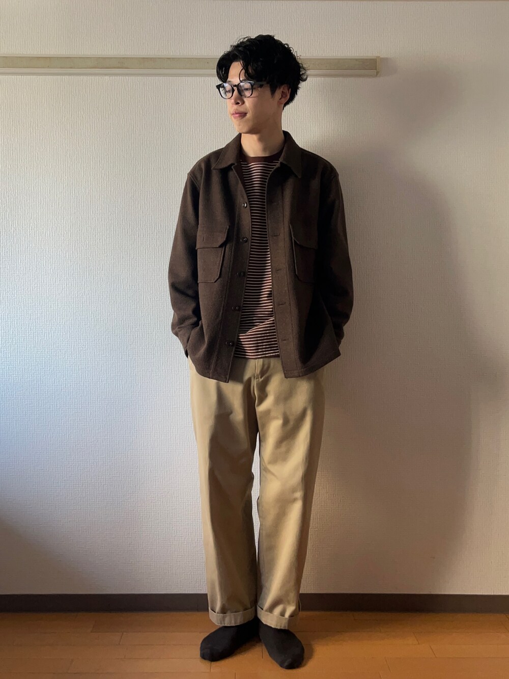 「春服コーデ、春、春コーデ、シンプルコーデ、カジュアルコーデ、カジュアル、大人カジュアル、きれいめカジュアル、サングラス、ボーダー、ボーダートップス、ロンT、チノパン、ユニクロ、UNIQLO」｜「Steven Alanのアイテム（Tシャツ/カットソー、ブラウン系）」を使った、naoさん（メンズ・180cm）の春コーディネートの2枚目の写真