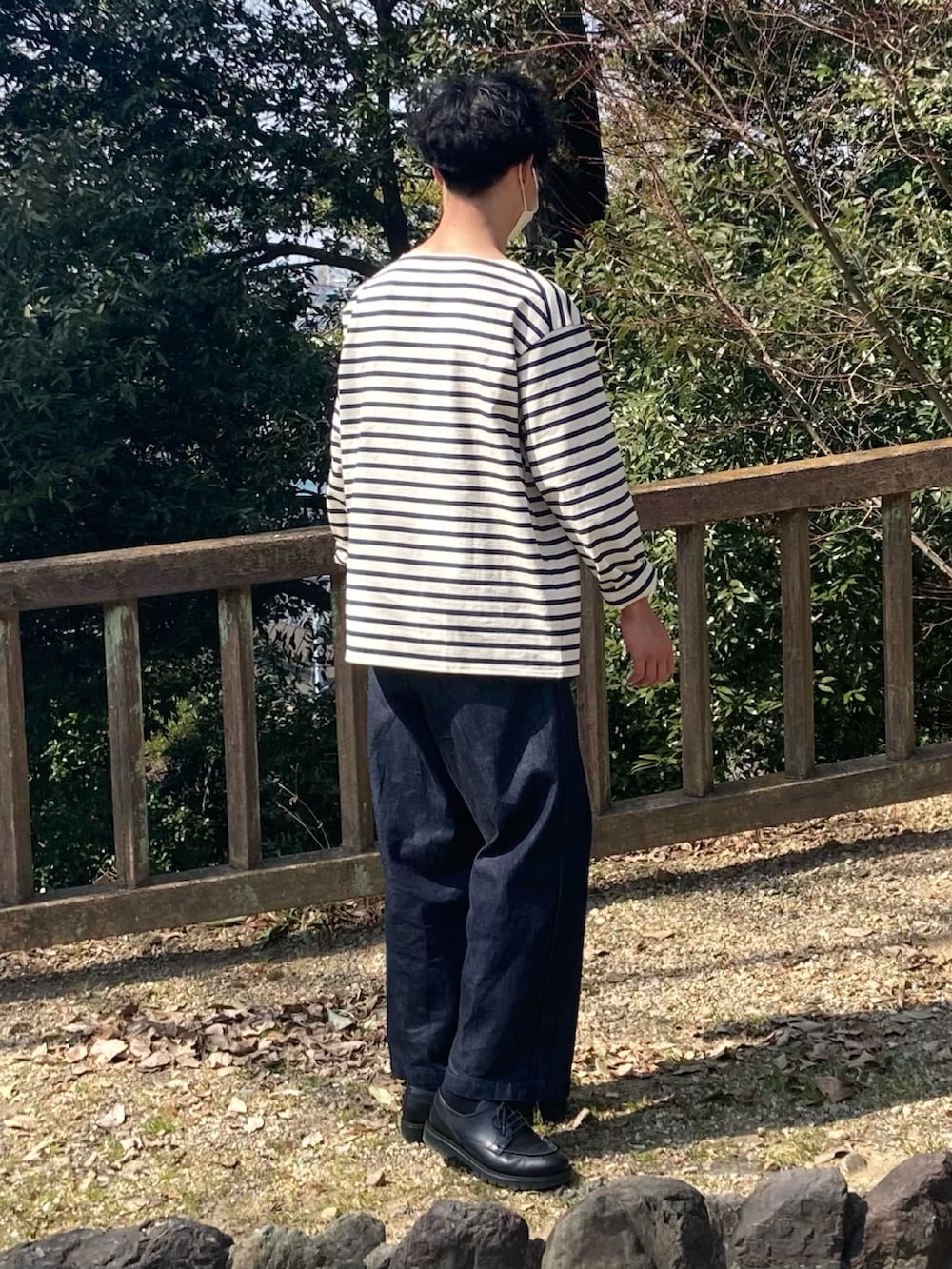 「春、春コーデ、シンプルコーデ、シンプル、カジュアルガーリー、カジュアルスタイル、きれいめカジュアル、大人カジュアル、ボーダー、バスクシャツ、デニム、デニムパンツ、革靴、journal standard、Traditional Weatherwear」｜「JOURNAL STANDARDのアイテム（その他トップス、ホワイト系）」を使った、naoさん（メンズ・180cm）の春コーディネートの5枚目の写真
