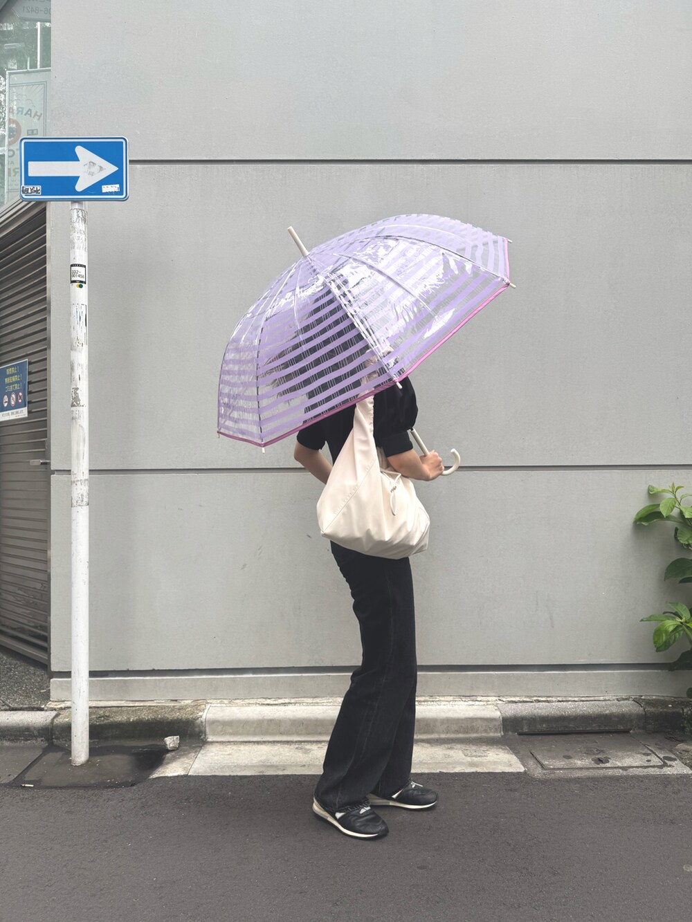 ホワイト系のトートバッグ、パープル系の長傘を着用したレディースの夏コーディネートの2枚目の写真