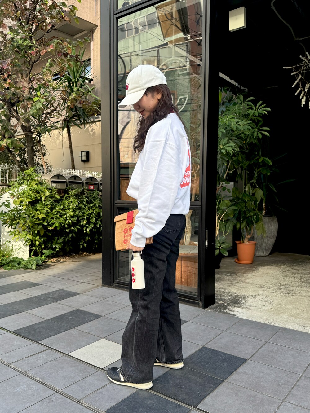 ホワイト系のスウェット、ホワイト系のキャップ、ベージュ系のお弁当箱を着用したレディースの秋コーディネートの3枚目の写真
