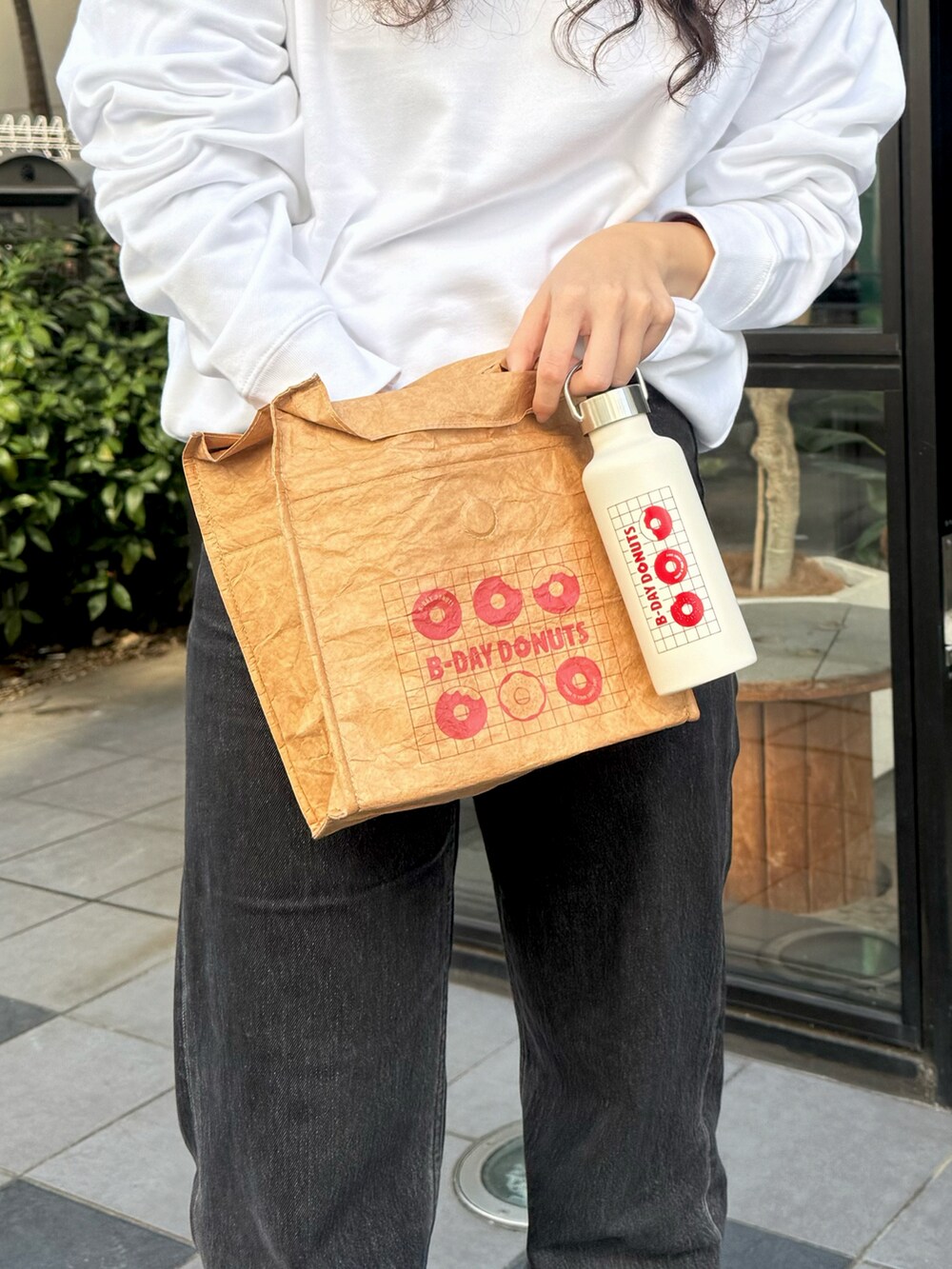 ホワイト系のスウェット、ホワイト系のキャップ、ベージュ系のお弁当箱を着用したレディースの秋コーディネートの5枚目の写真