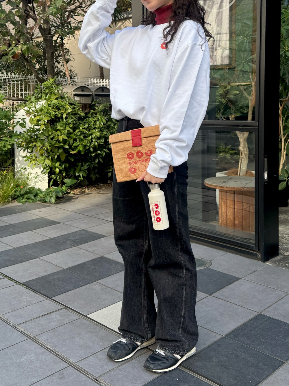 ホワイト系のスウェット、ホワイト系のキャップ、ベージュ系のお弁当箱を着用したレディースの秋コーディネートの4枚目の写真