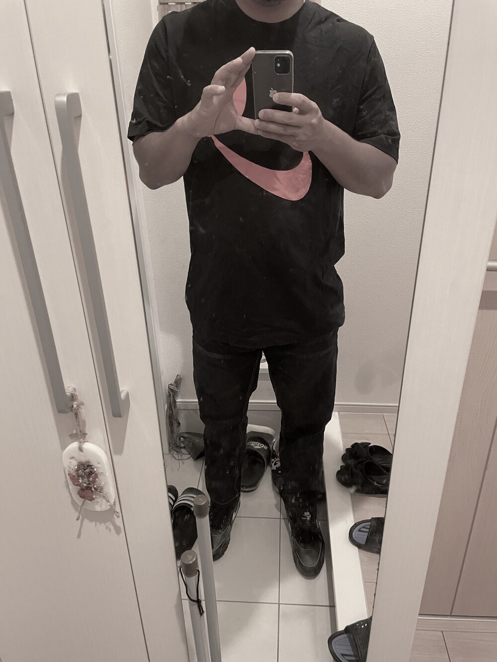 ブルー系のTシャツ/カットソーを着用したメンズの秋コーディネートの3枚目の写真
