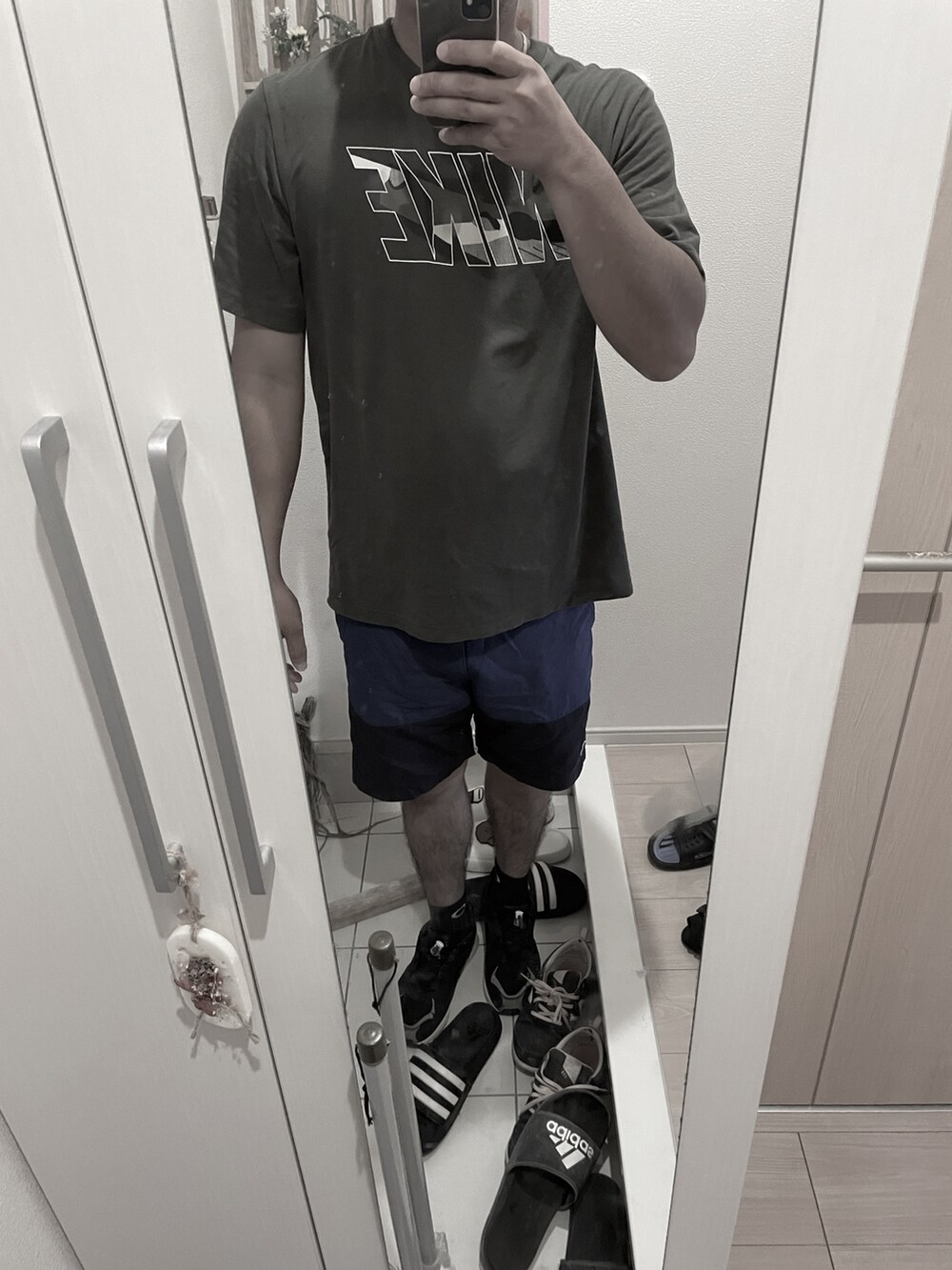 ブルー系のTシャツ/カットソーを着用したメンズの秋コーディネートの2枚目の写真