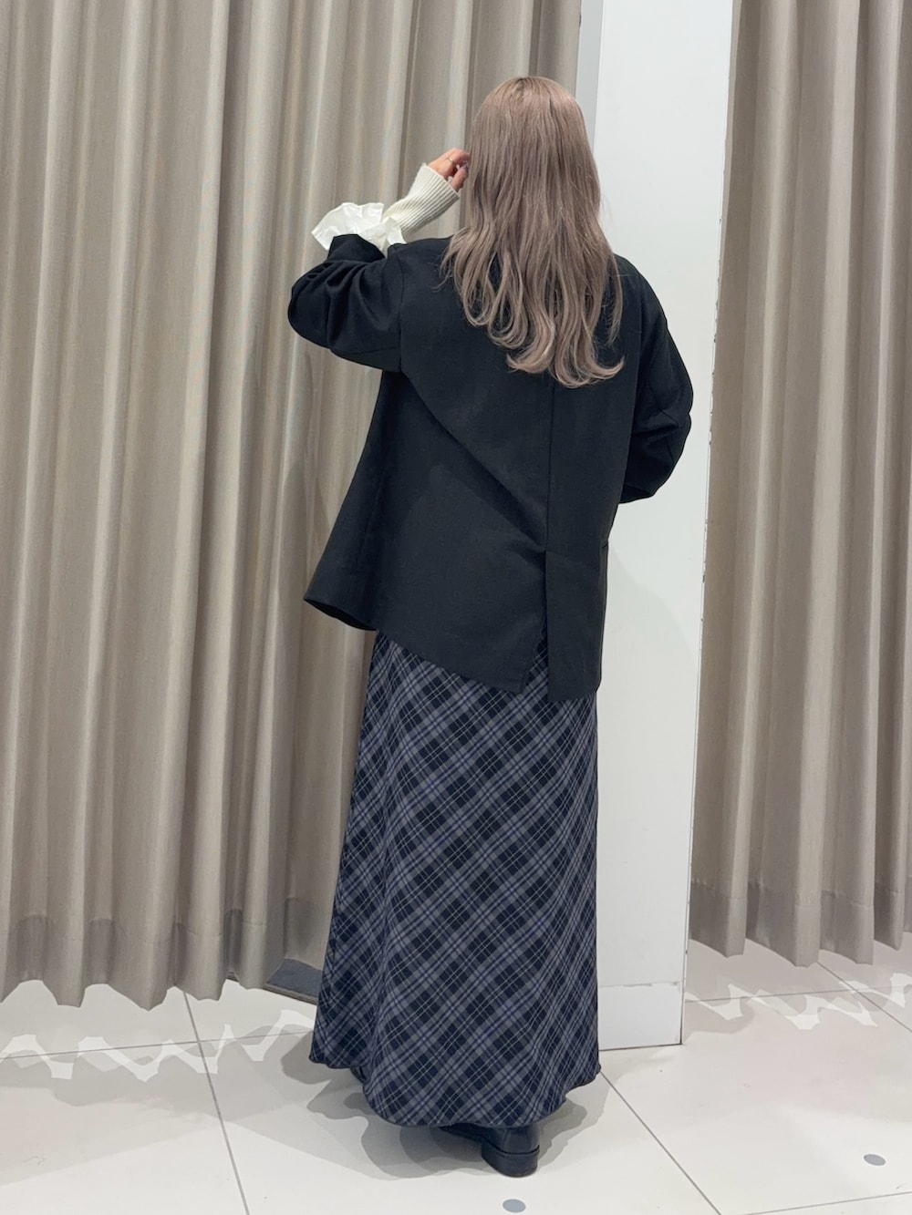 ホワイト系のニット/セーター、グレー系のその他アウター、ブルー系のスカートを着用したレディースの冬コーディネートの2枚目の写真