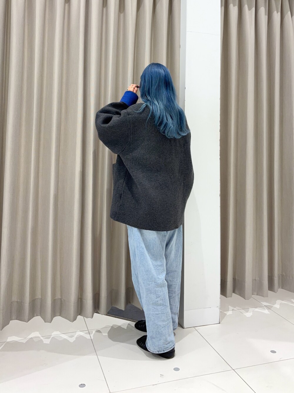 その他のその他アウター、ホワイト系のニット/セーター、ブラック系のニット/セーターを着用したレディースの冬コーディネートの3枚目の写真