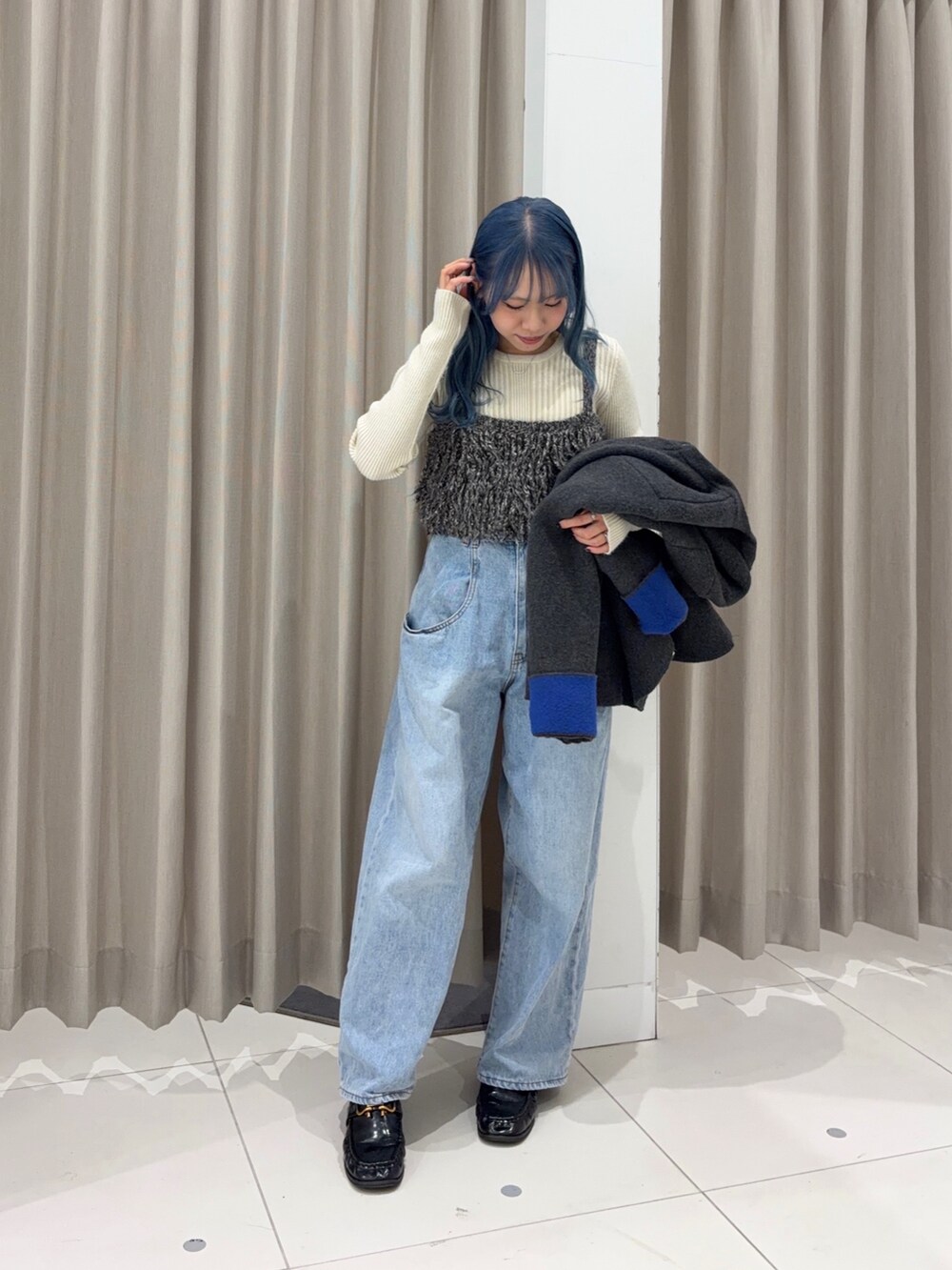 その他のその他アウター、ホワイト系のニット/セーター、ブラック系のニット/セーターを着用したレディースの冬コーディネートの2枚目の写真