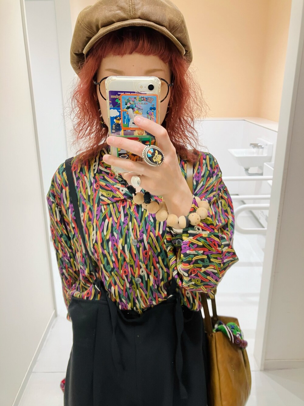 その他のシャツ/ブラウス、ブラック系のサロペット/オーバーオール、ブラウン系のシューズを着用したレディースの秋コーディネートの2枚目の写真