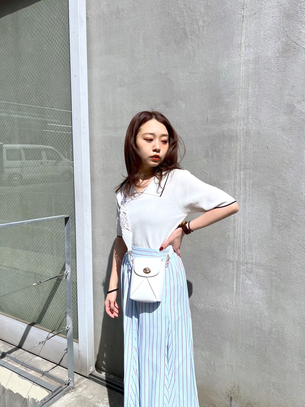 「大人カジュアル、シンプルコーデ、きれいめカジュアル、春カラー、大人コーデ、プチプラコーデ、休日スタイル、サンダル、ストライプスカート、春コーデ」|「natural coutureのWEB限定/コーデを飾るトレンドアイテム ポロニット(ニット/セーター、ホワイト系)」を使った、NaNaMiさん(レディース・157cm)の春コーディネートの2枚目の写真