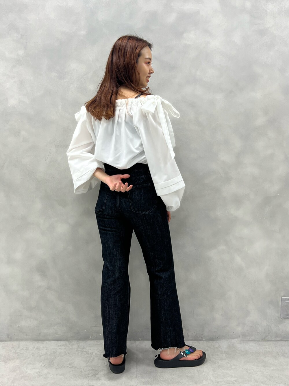 ホワイト系のシャツ/ブラウス、ブルー系のデニムパンツ、ブルー系のその他を着用したレディースの夏コーディネートの2枚目の写真